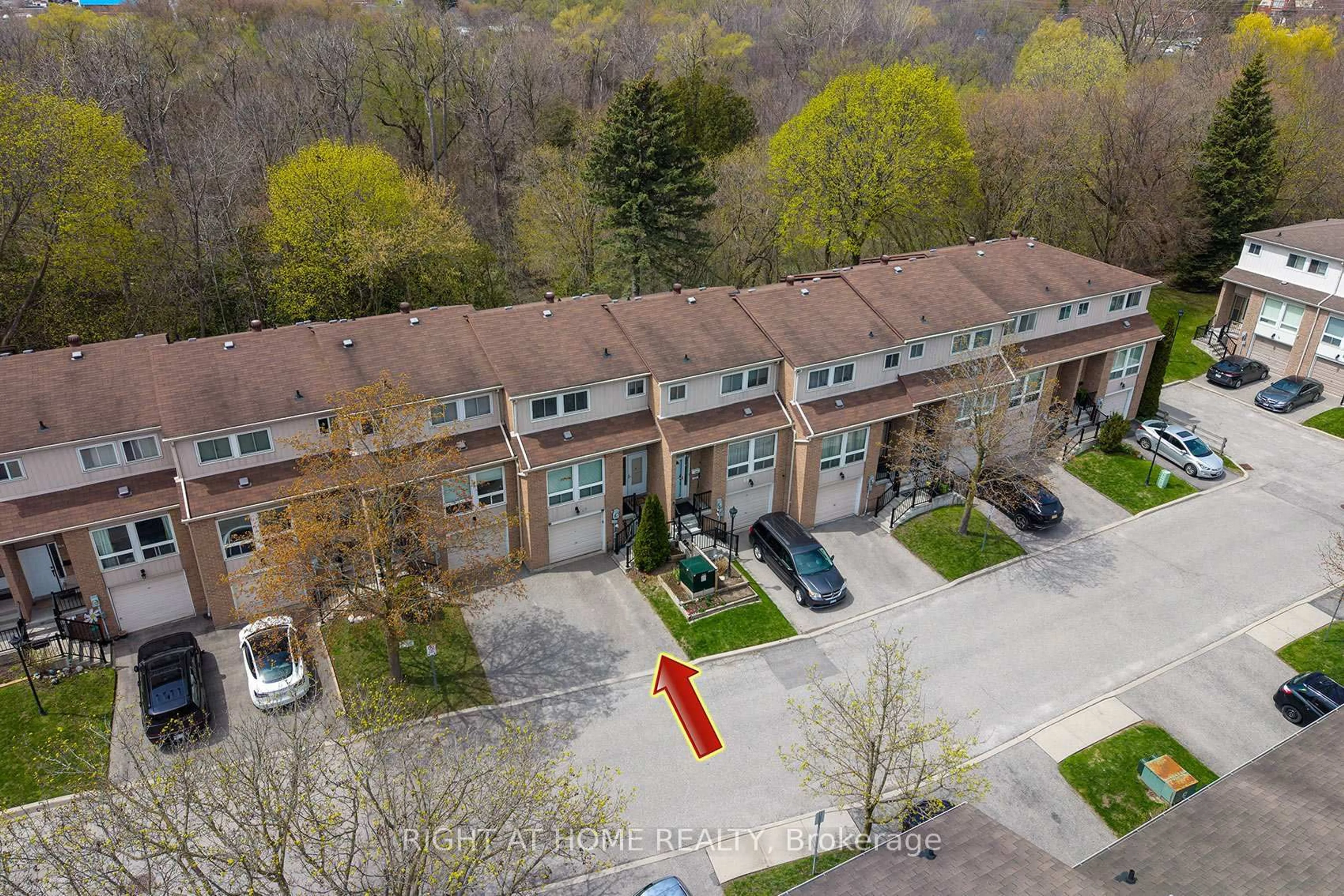 A pic from outside/outdoor area/front of a property/back of a property/a pic from drone, street for 67 Willows Lane, Ajax Ontario L1S 6E7