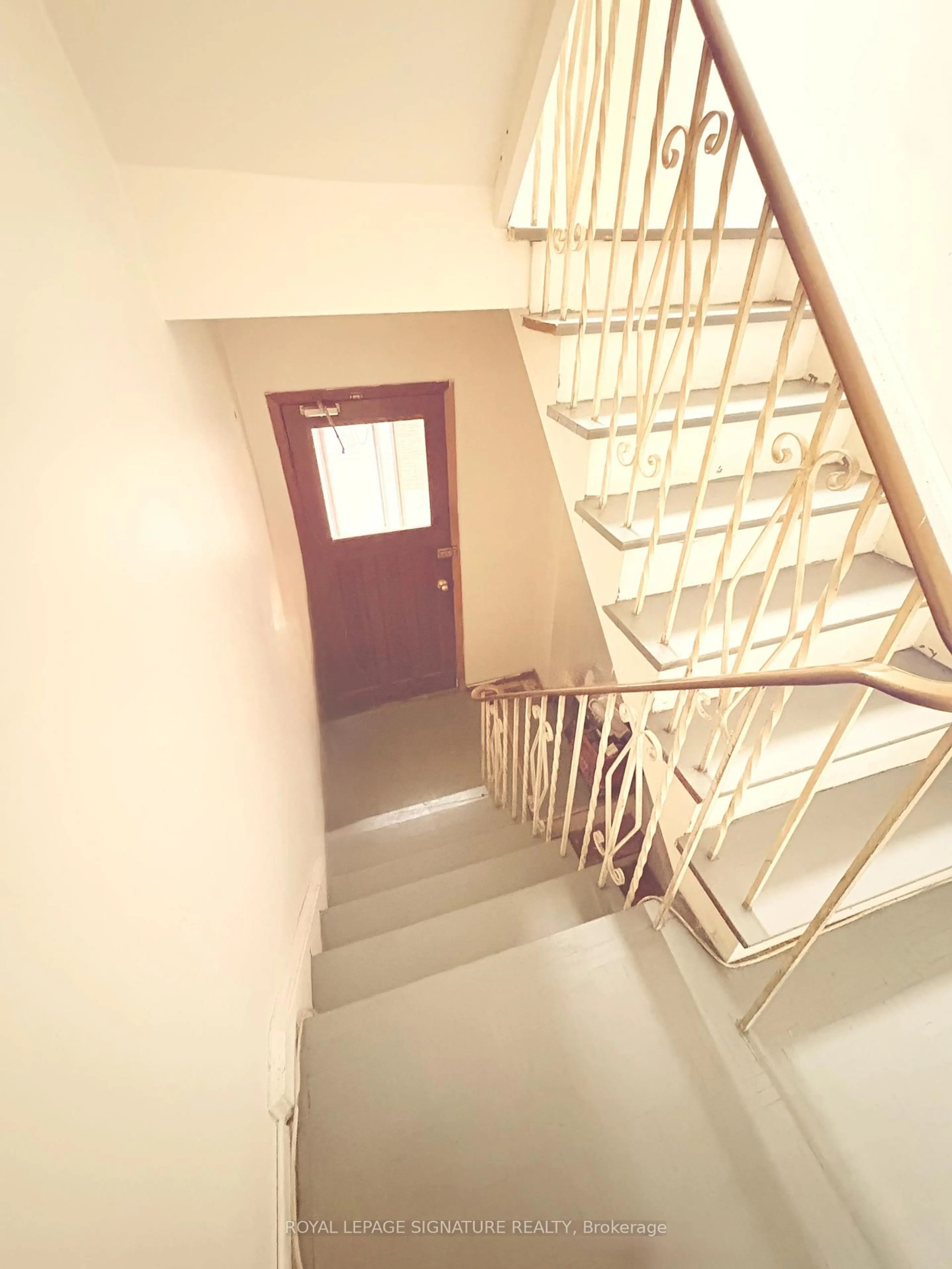 Stairs for 237 Pickering St, Toronto Ontario M4E 3J9