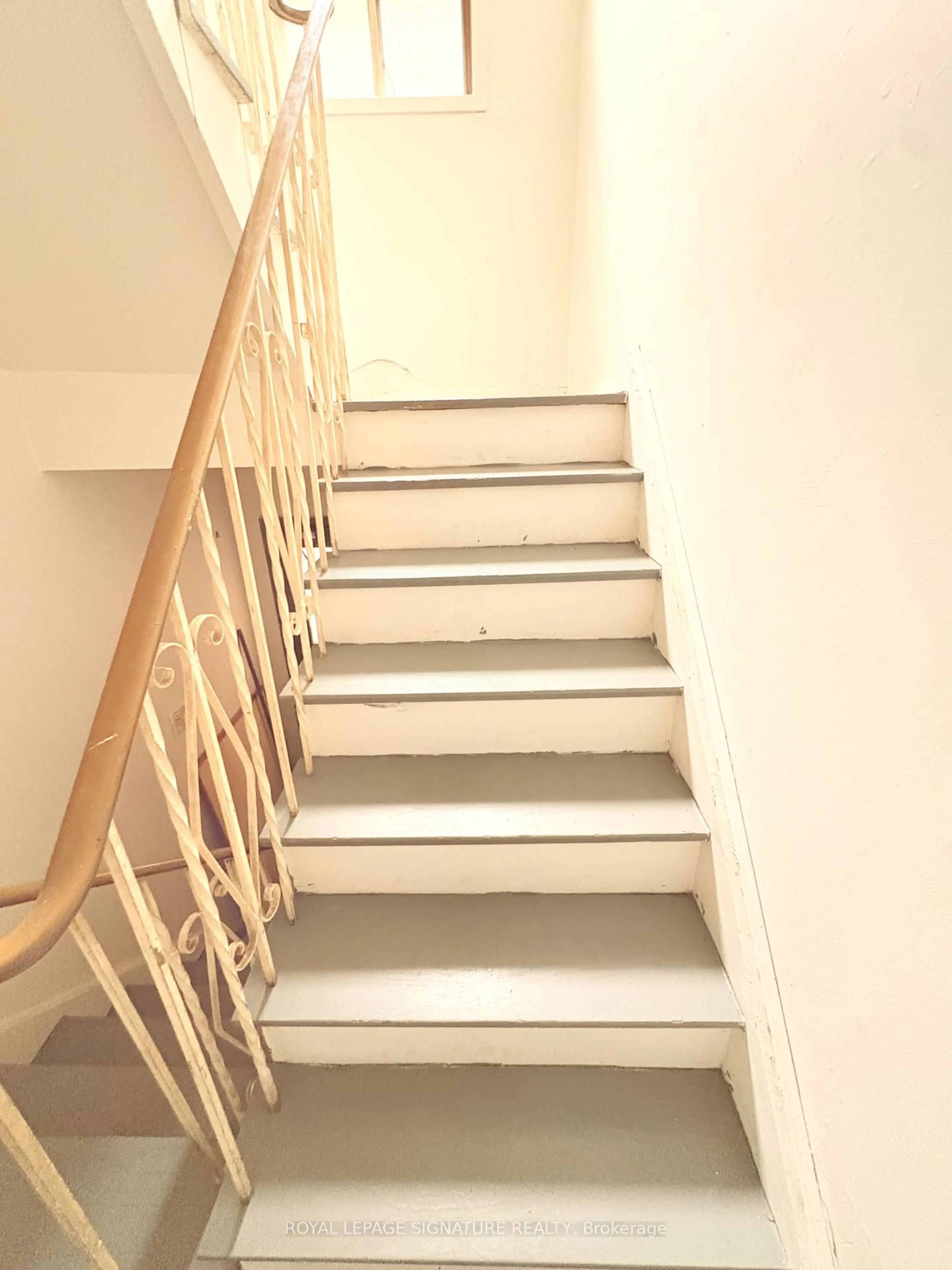 Stairs for 237 Pickering St, Toronto Ontario M4E 3J9