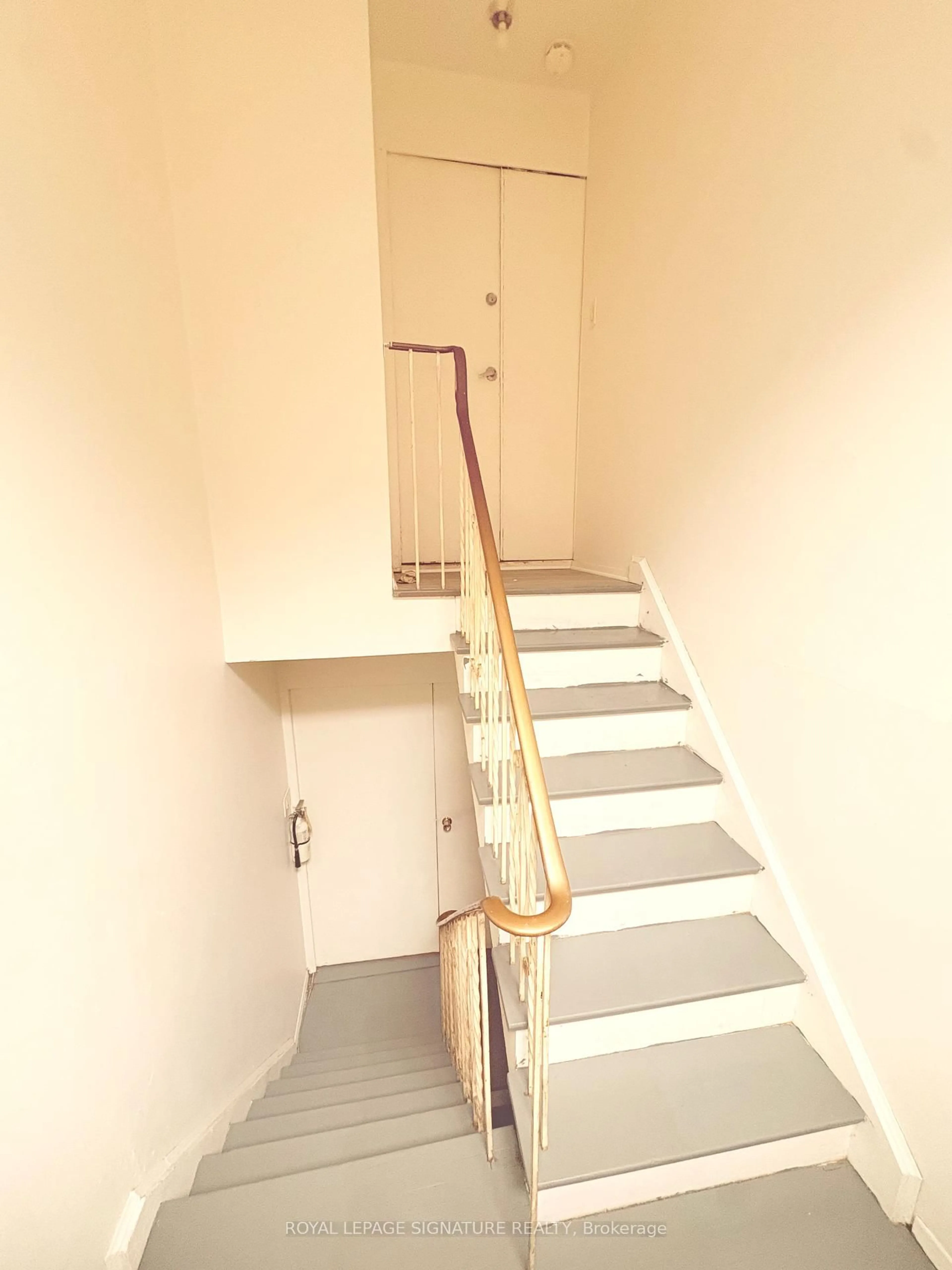 Stairs for 237 Pickering St, Toronto Ontario M4E 3J9