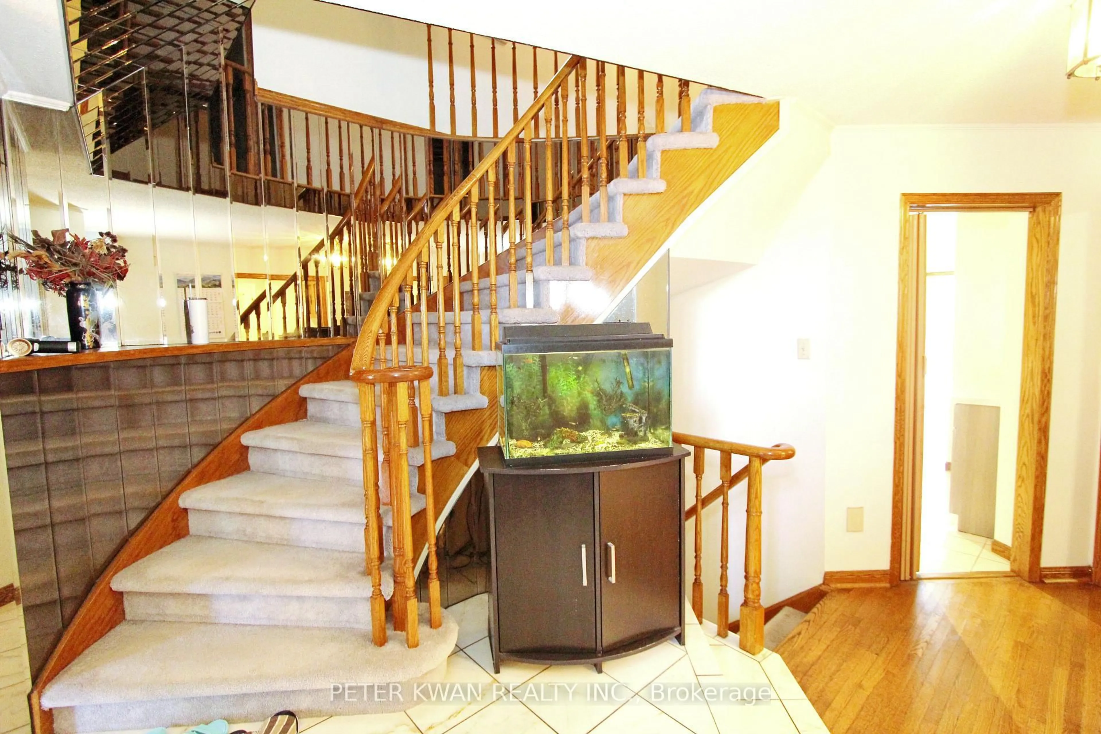 Indoor foyer for 19 Sandyhook Sq, Toronto Ontario M1W 3N6