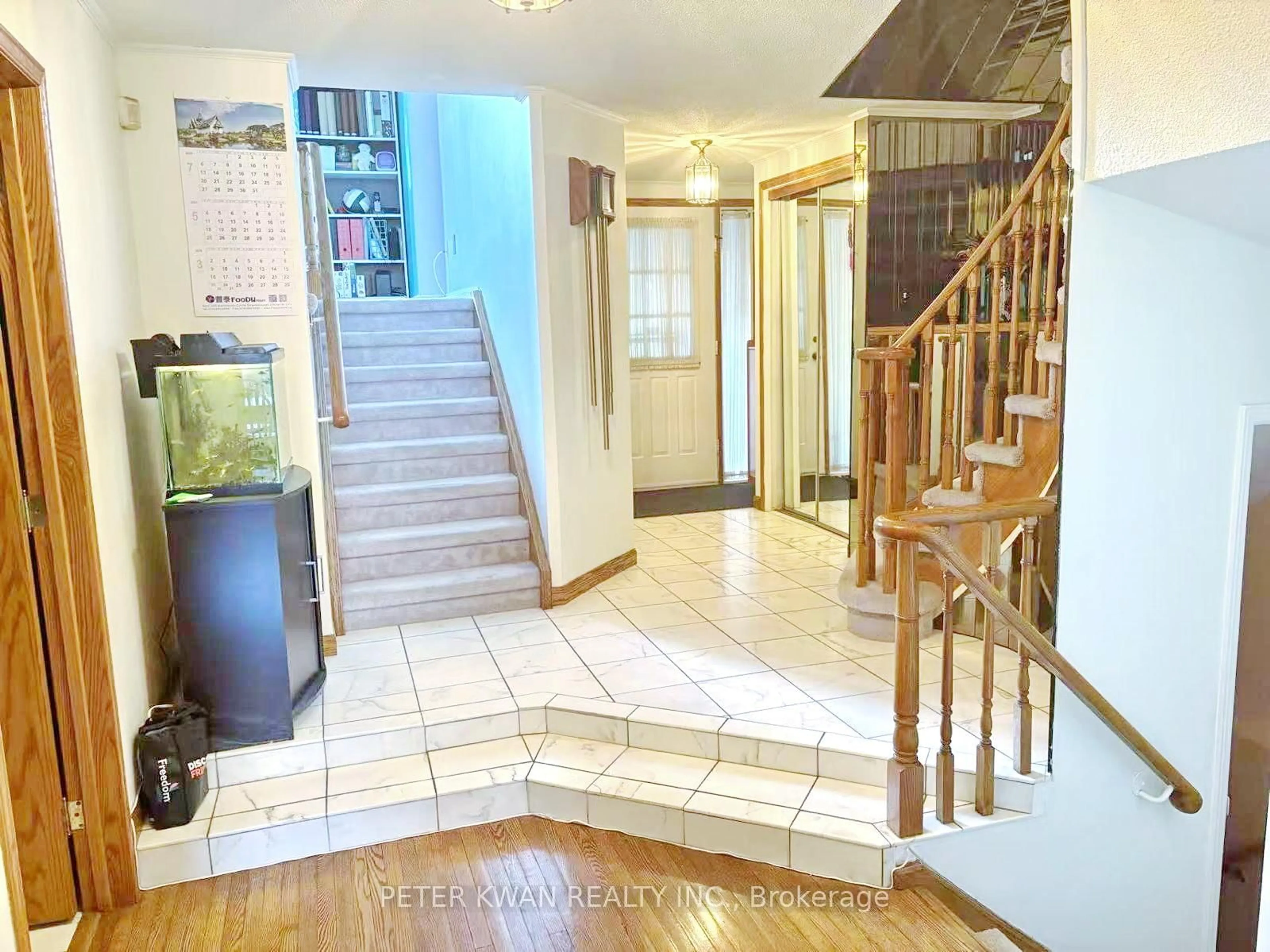 Indoor foyer for 19 Sandyhook Sq, Toronto Ontario M1W 3N6