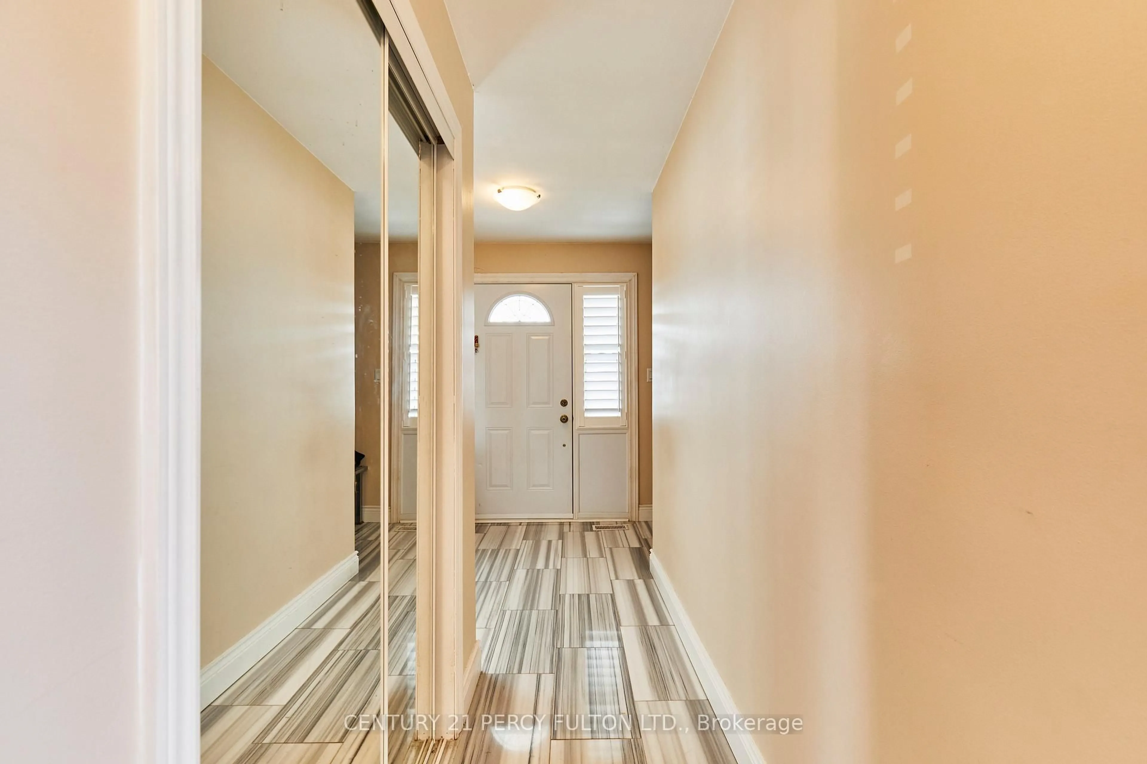Indoor entryway for 1349 Somerville St, Oshawa Ontario L1G 4L3