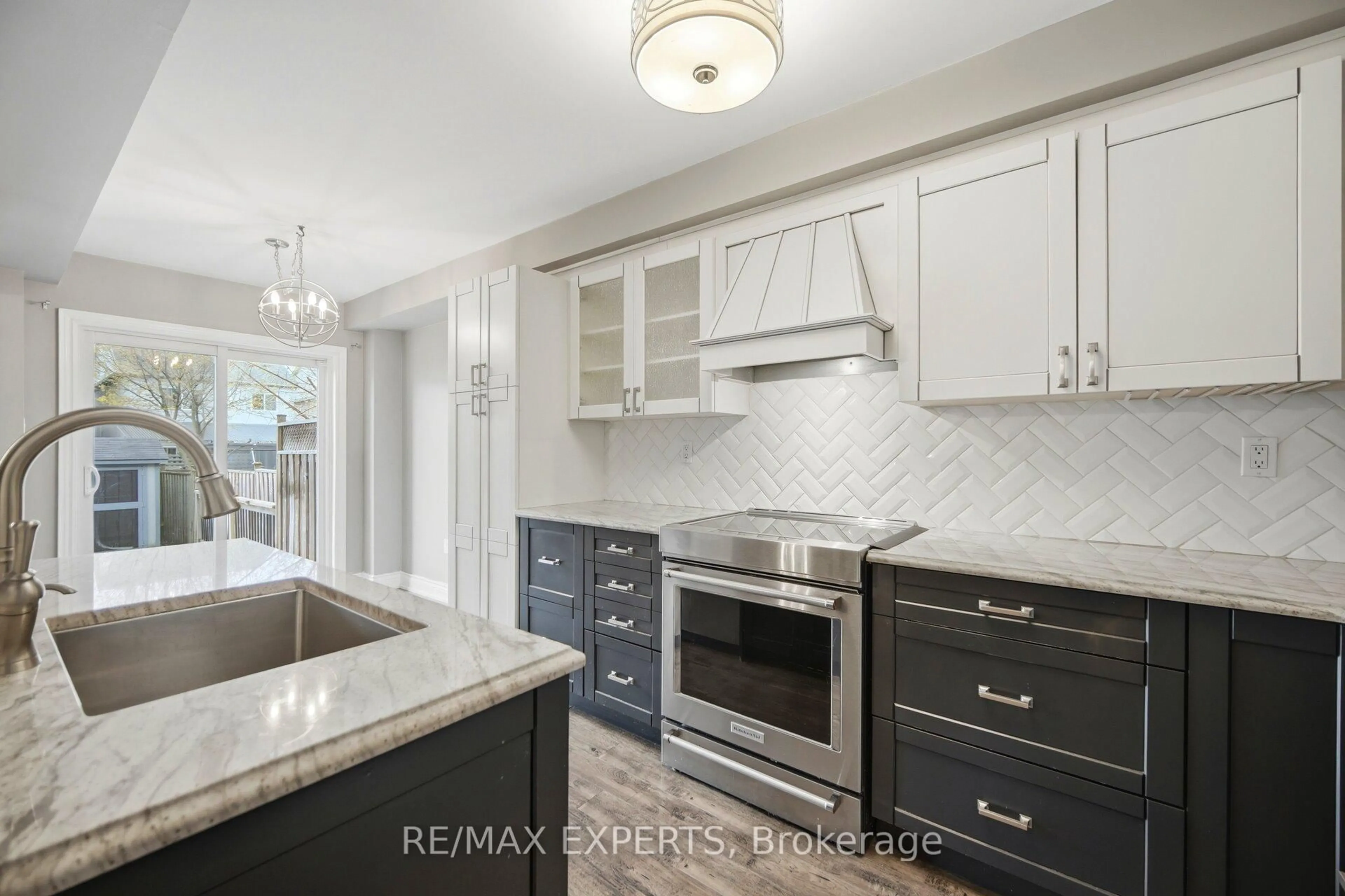 Open concept kitchen, ceramic/tile floor for 9 Catkins Cres, Whitby Ontario L1R 3A2