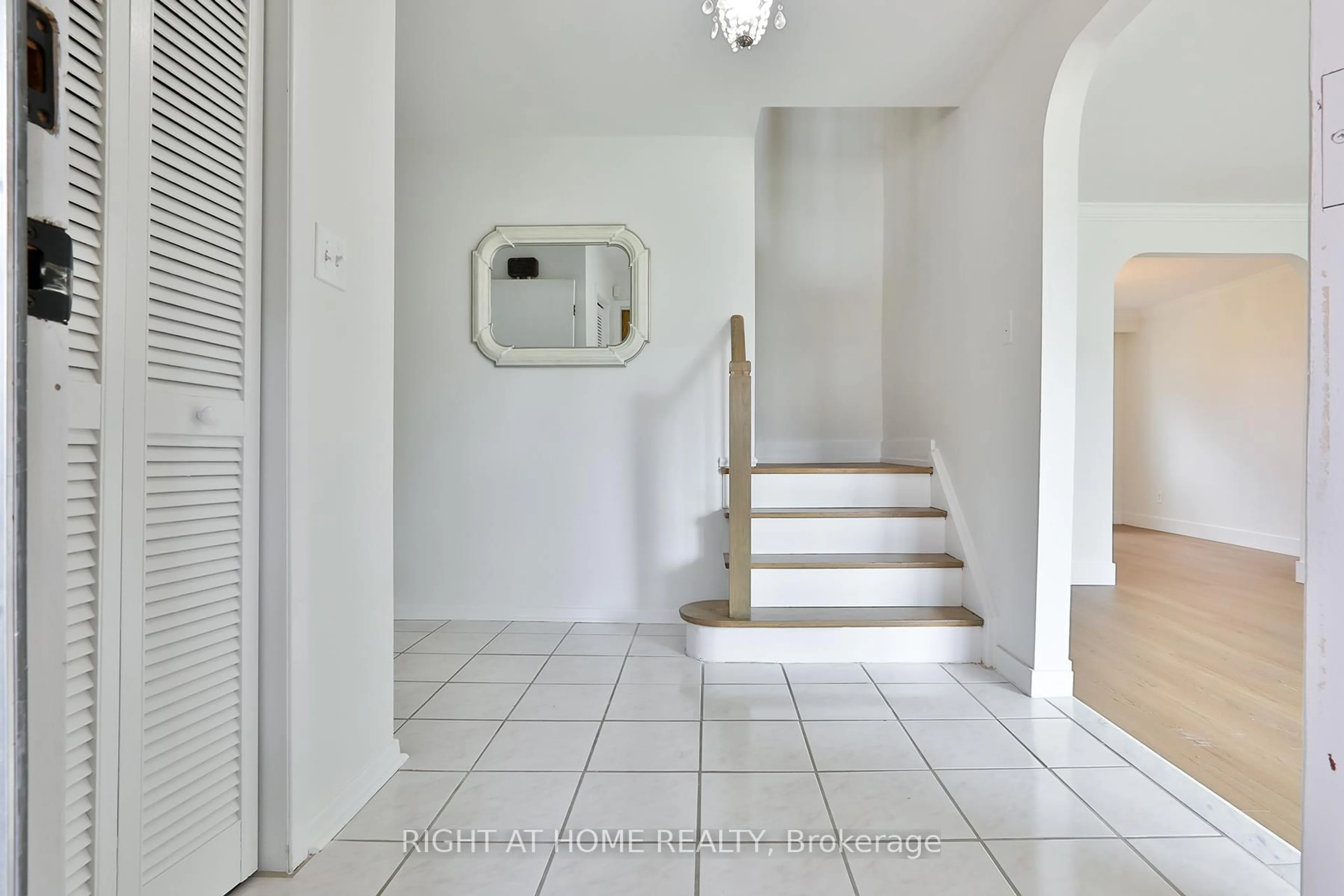Indoor foyer for 7 Charterhouse Rd, Toronto Ontario M1S 2T4
