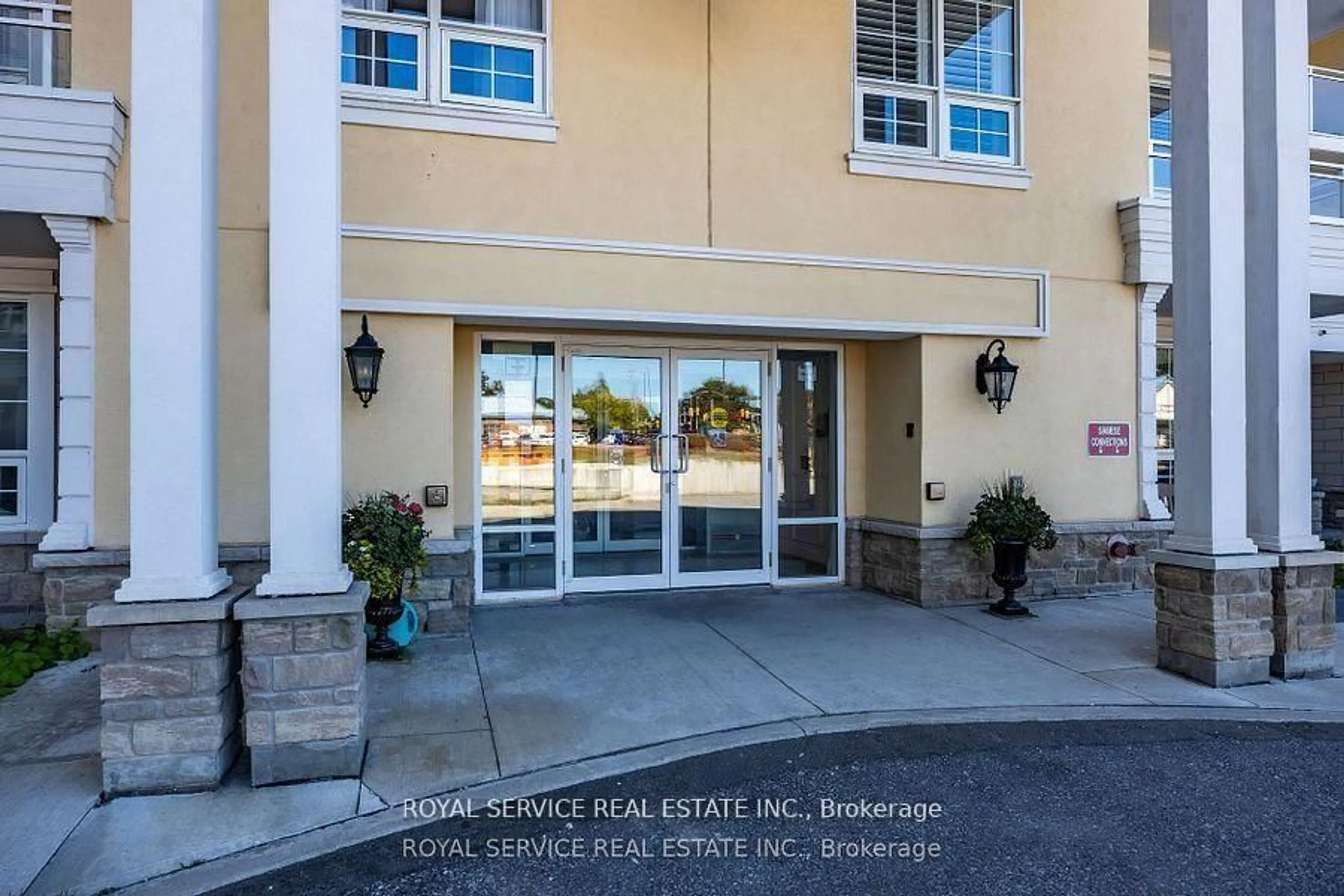 Indoor foyer for 21 Brookhouse Dr #220, Clarington Ontario L1B 0V4