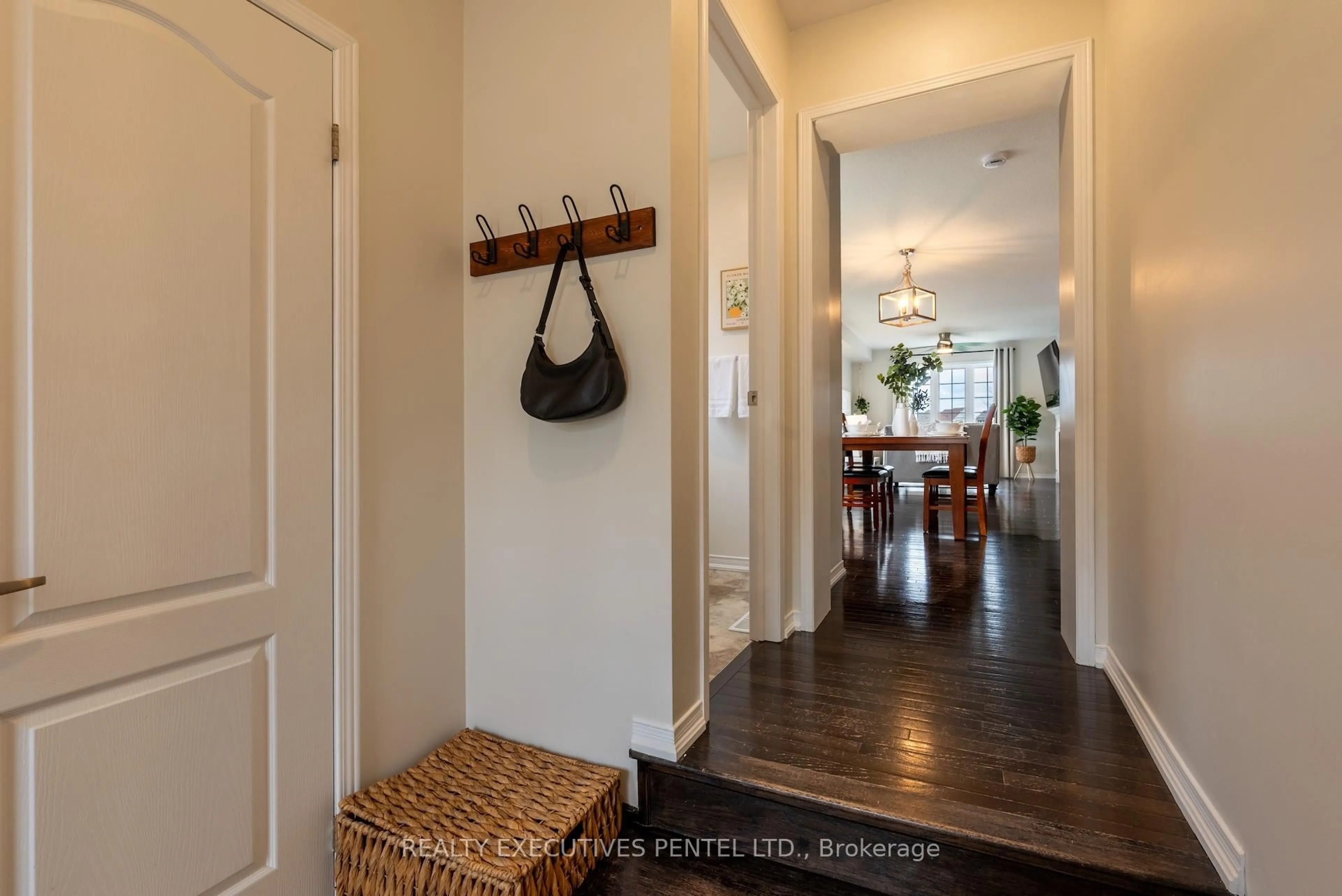 Indoor entryway for 89 Lander Cres, Clarington Ontario L1C 0L5