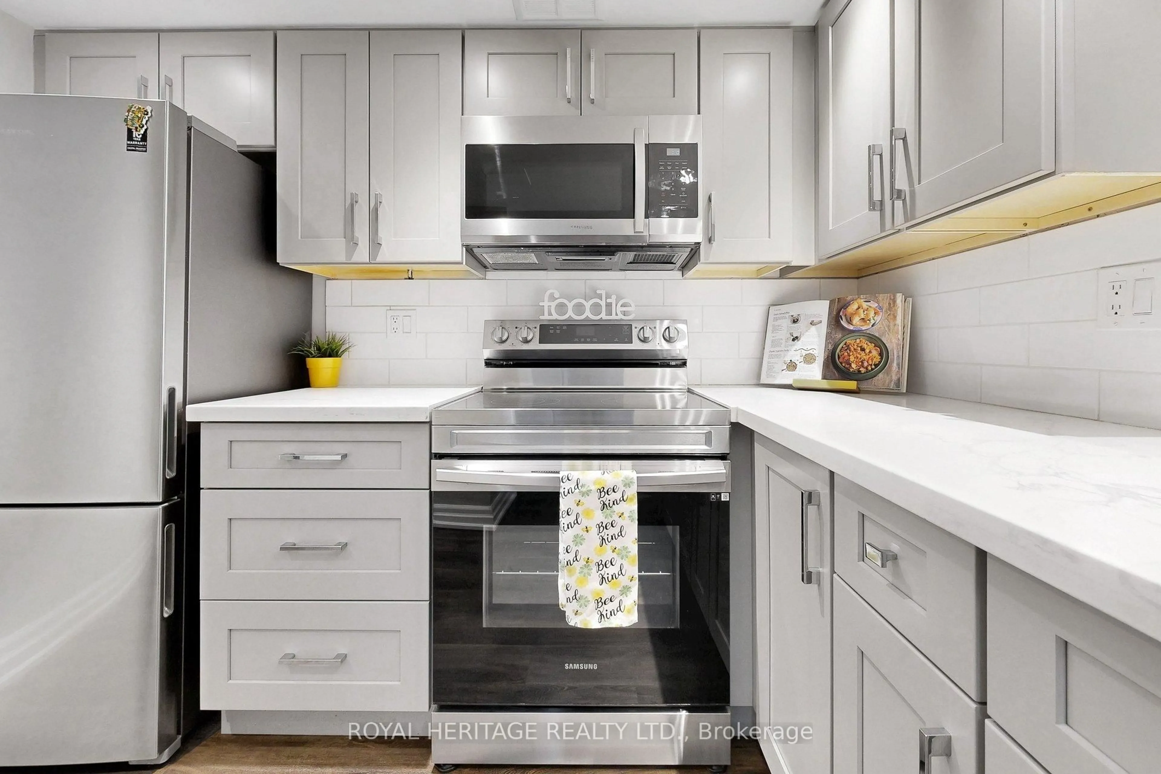 Contemporary kitchen, unknown for 20 guildwood Pkwy #207, Toronto Ontario M1B 5E6