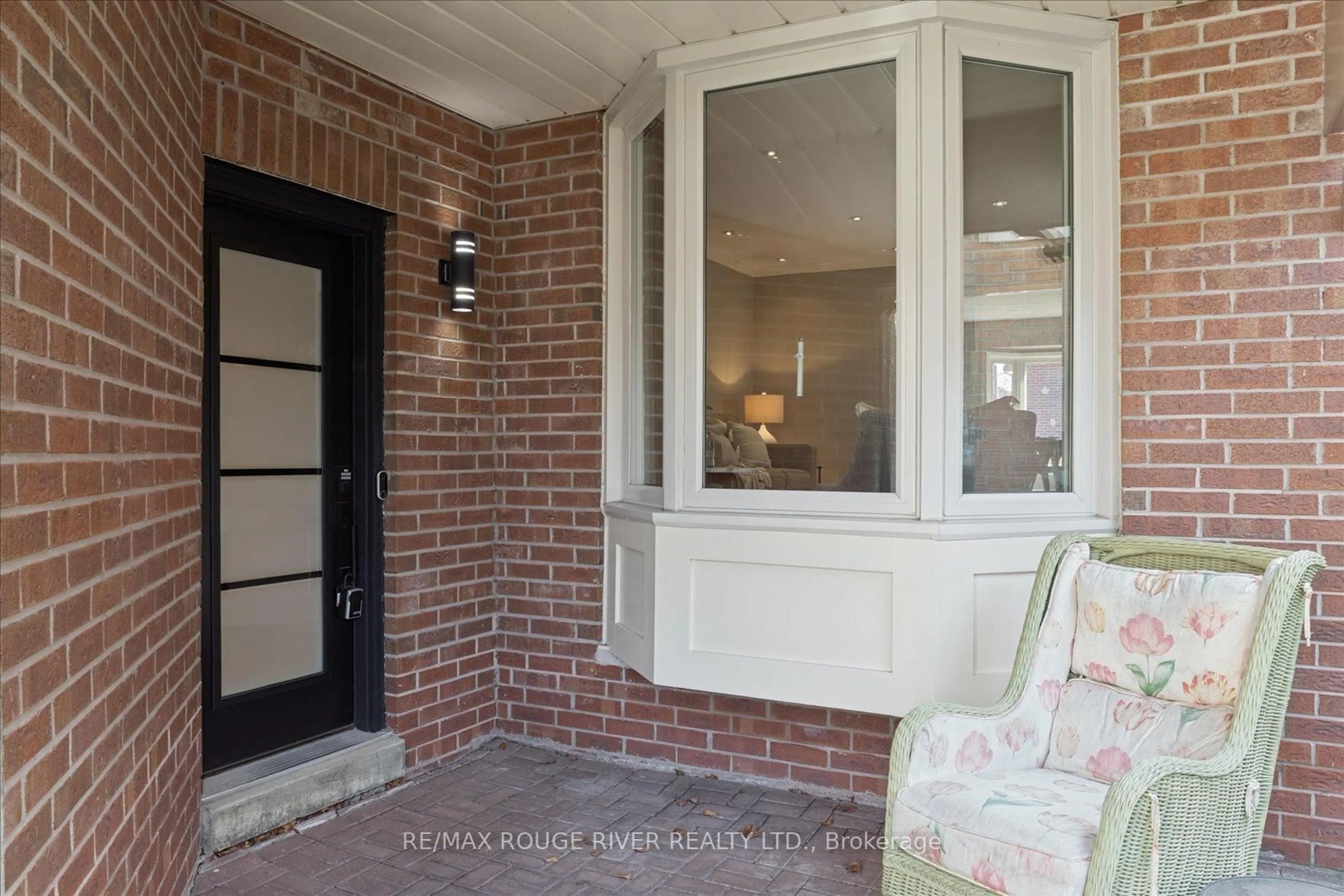 Indoor entryway for 1014 Redbird Cres, Pickering Ontario L1V 5K3