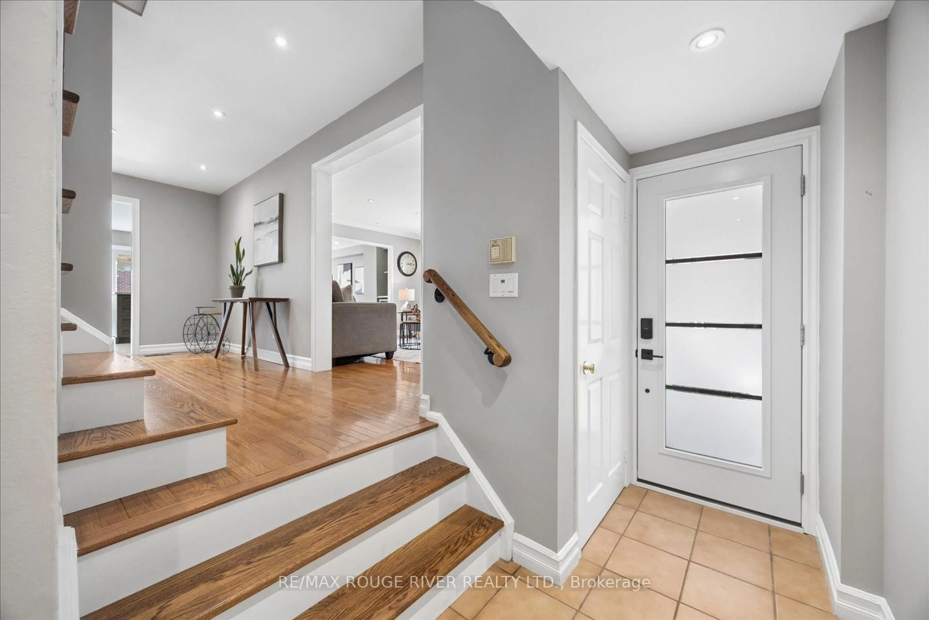 Indoor entryway for 1014 Redbird Cres, Pickering Ontario L1V 5K3