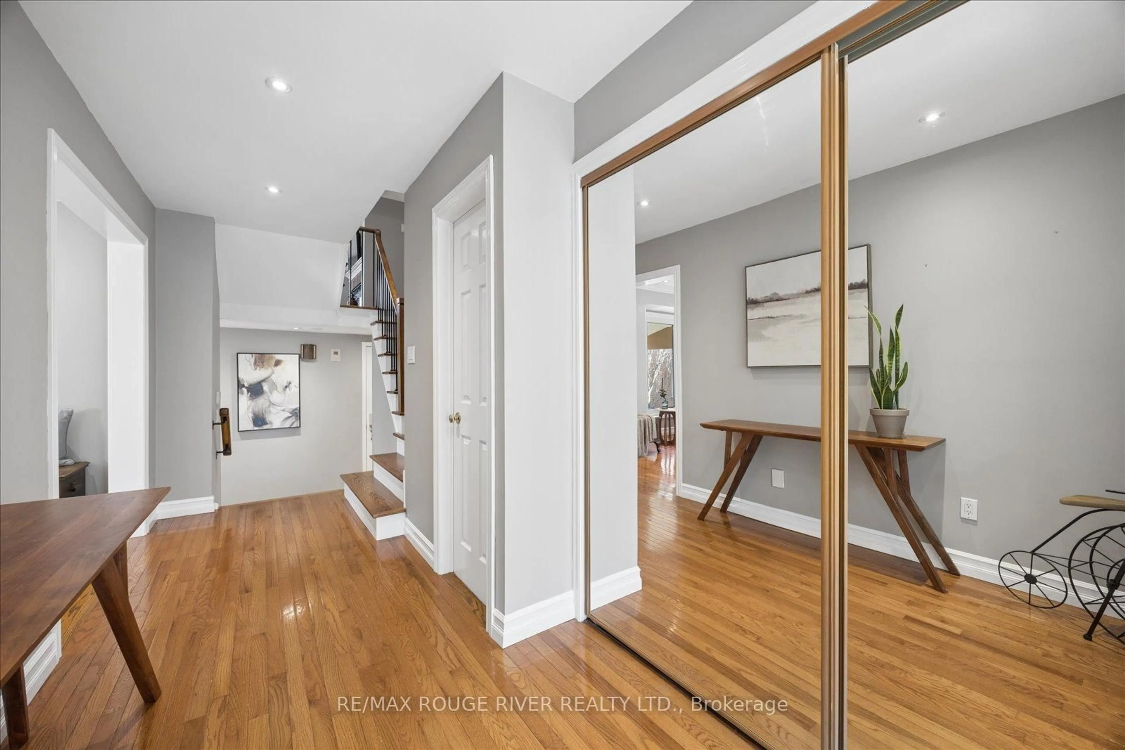 Indoor entryway for 1014 Redbird Cres, Pickering Ontario L1V 5K3