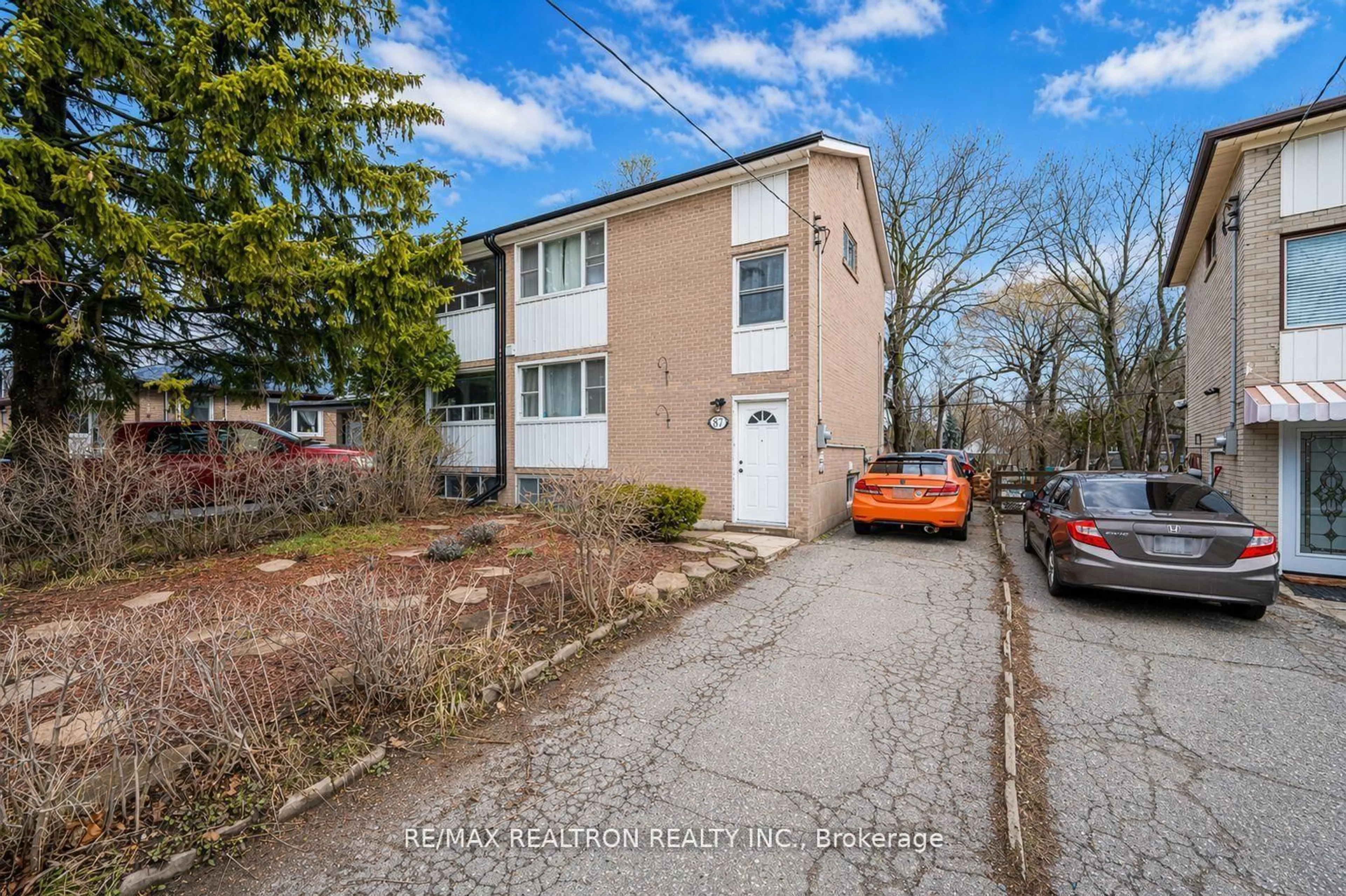 A pic from outside/outdoor area/front of a property/back of a property/a pic from drone, street for 87 Overture Rd, Toronto Ontario M1E 2W3