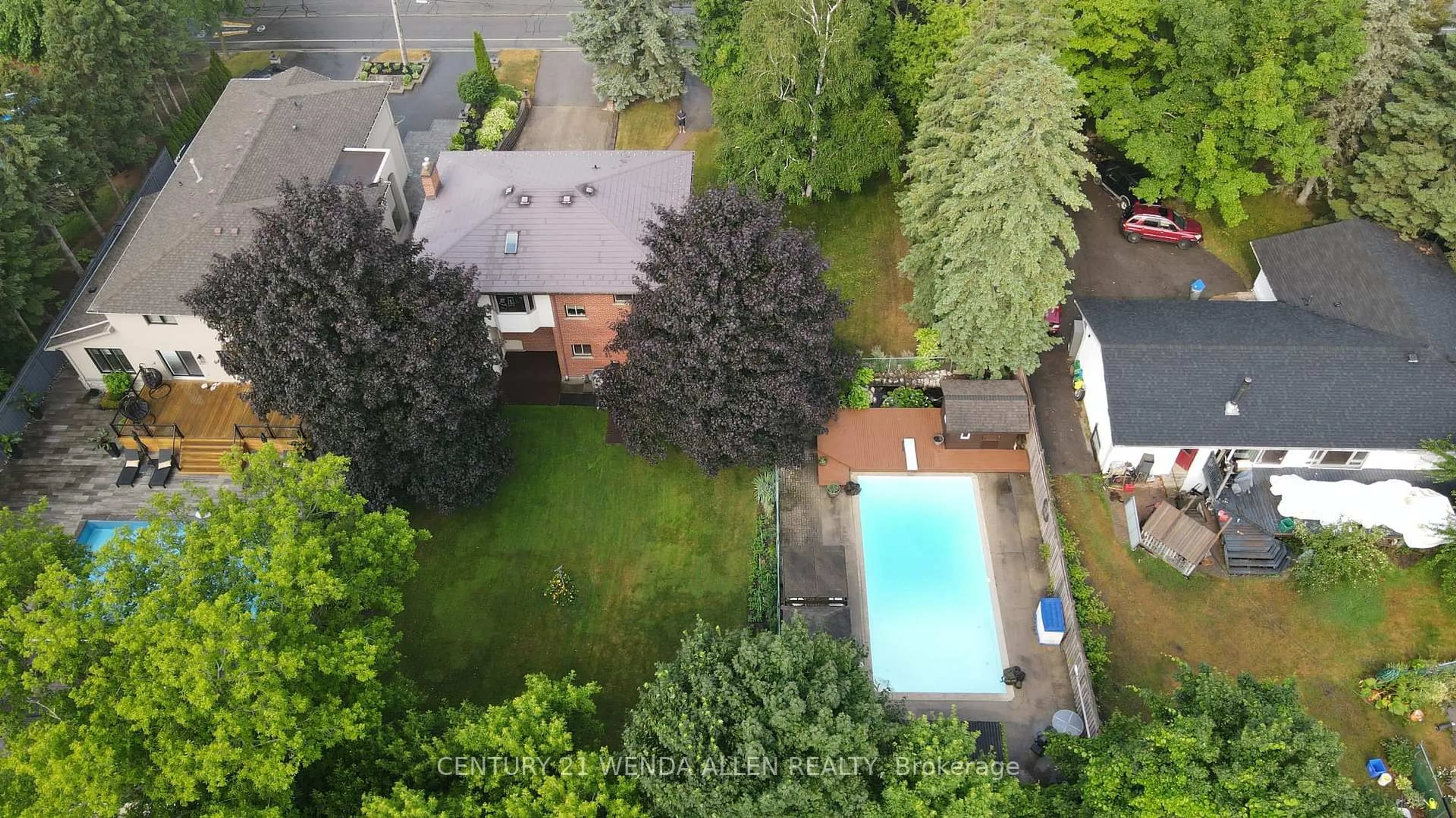 A pic from outside/outdoor area/front of a property/back of a property/a pic from drone, street for 1873 Woodview Ave, Pickering Ontario L1V 1L5