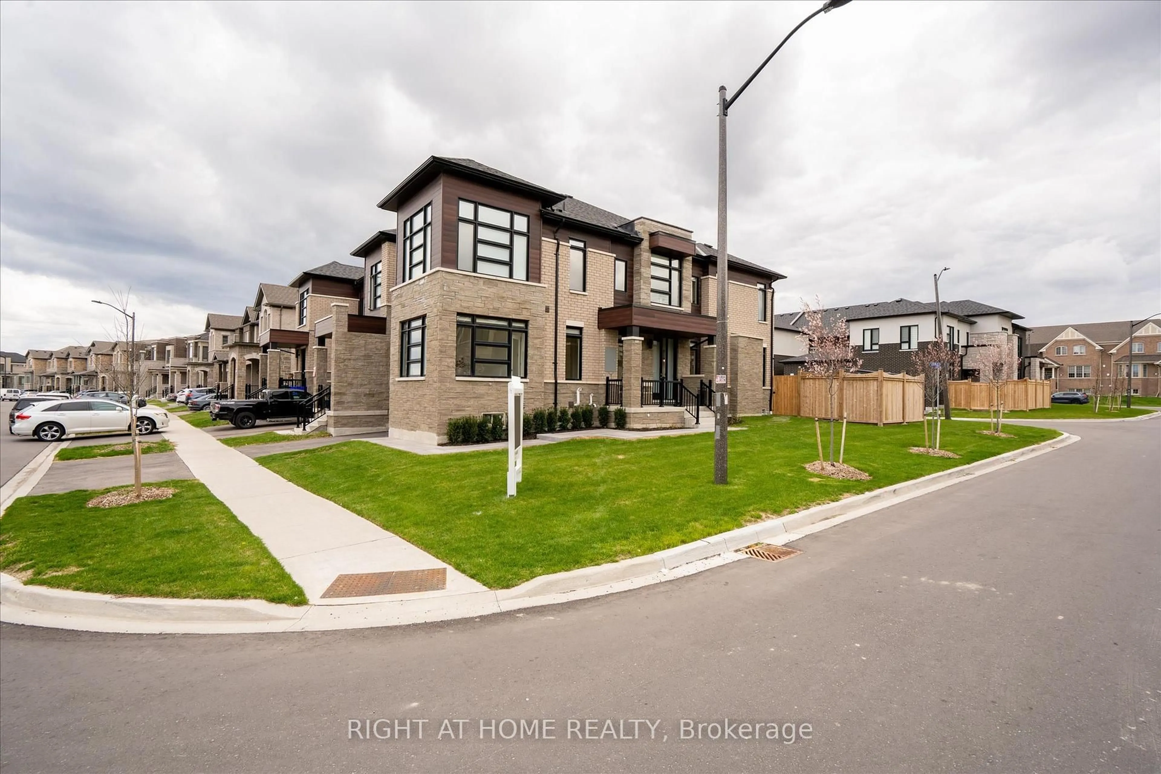 A pic from outside/outdoor area/front of a property/back of a property/a pic from drone, street for 38 Van Wart St, Whitby Ontario L1P 0P8