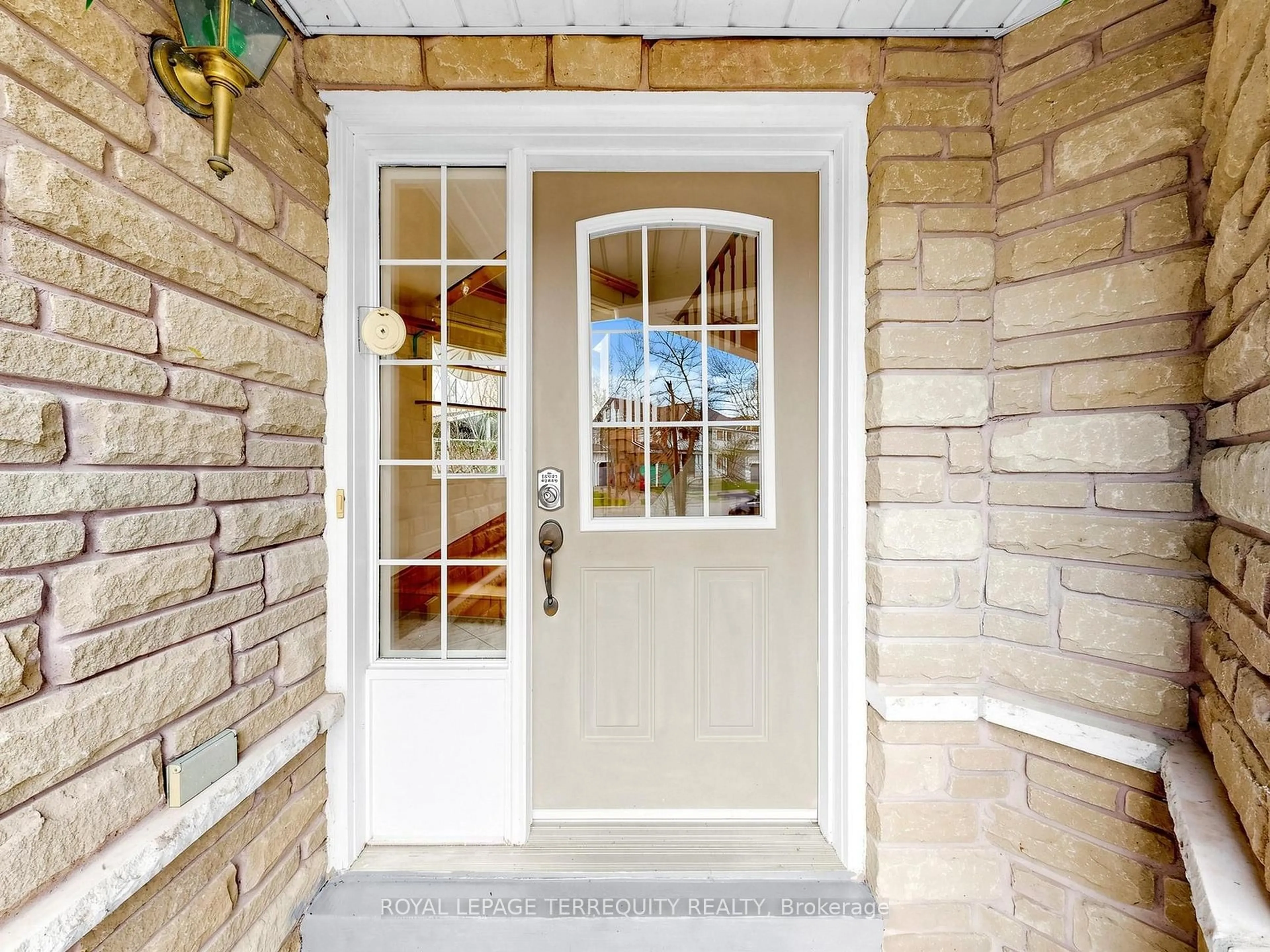 Indoor entryway for 20 Davey St, Ajax Ontario L1Z 1K8