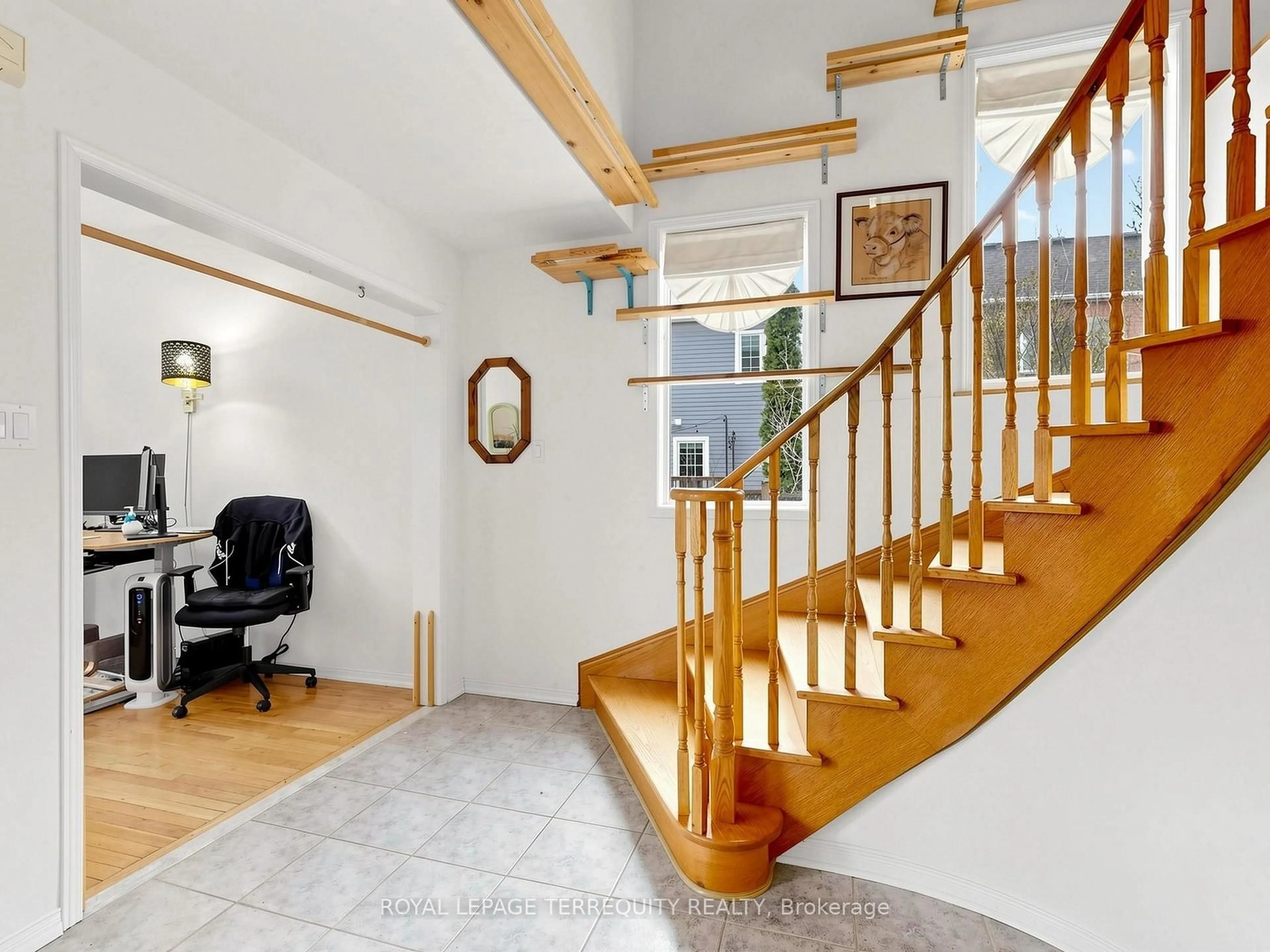 Indoor foyer for 20 Davey St, Ajax Ontario L1Z 1K8