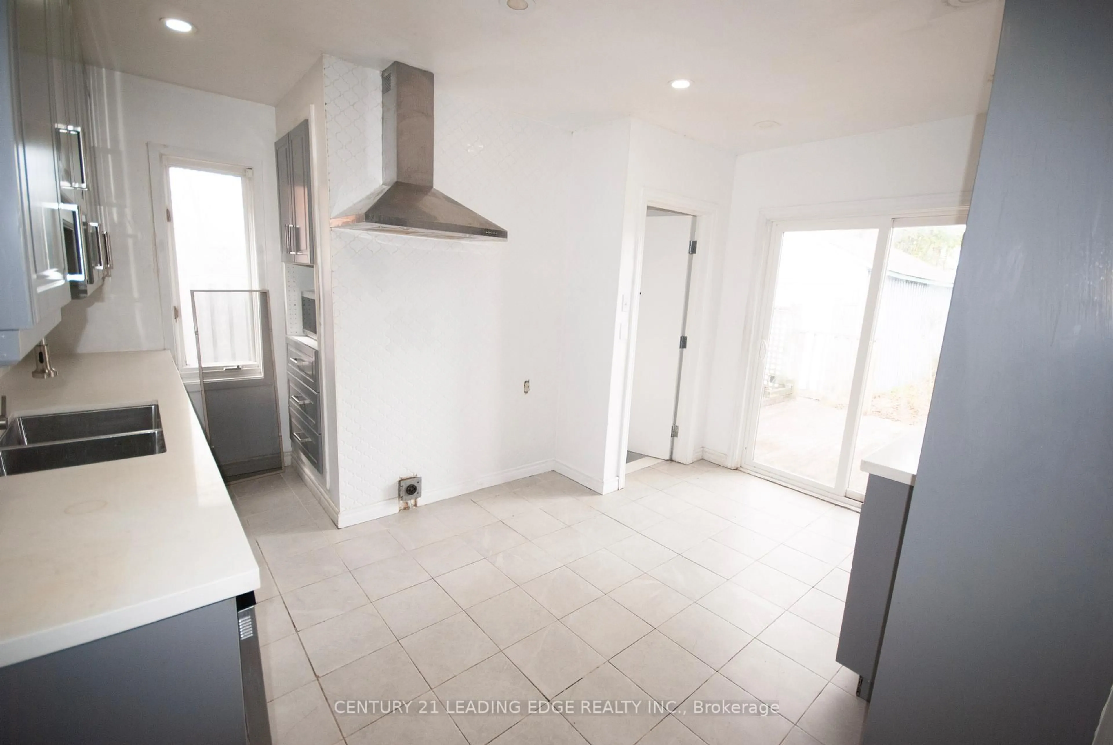 Open concept kitchen, ceramic/tile floor for 208 Oshawa Blvd, Oshawa Ontario L1G 5S9