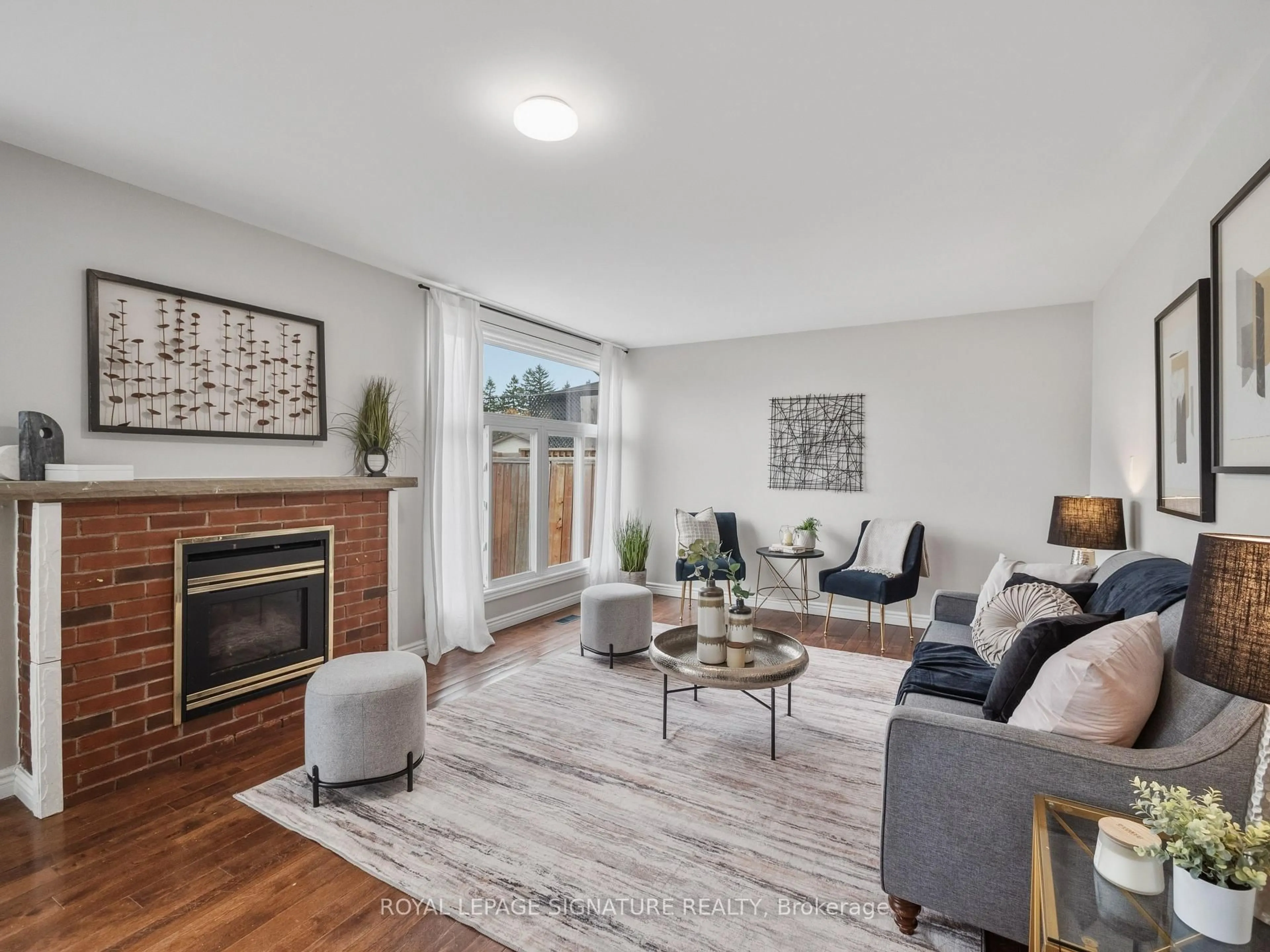 Living room with furniture, wood/laminate floor for 19 Shoreland Cres, Toronto Ontario M1G 1M4