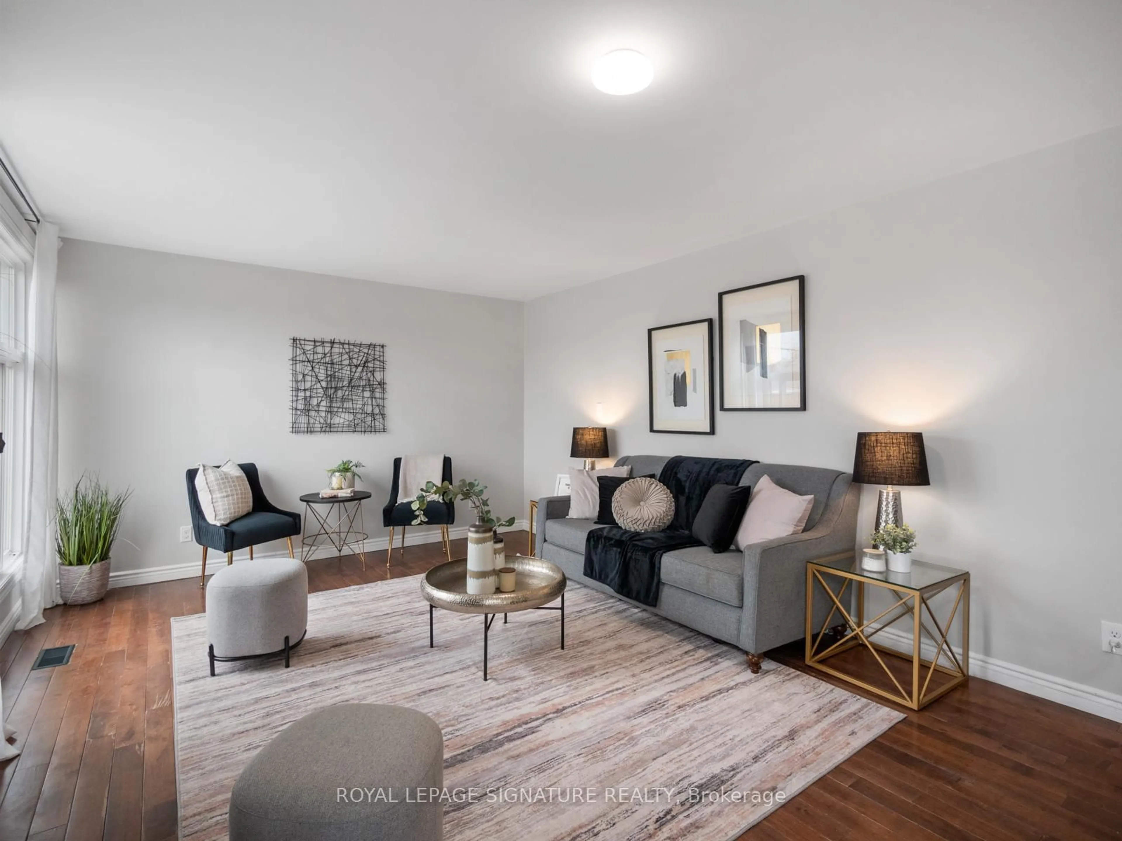 Living room with furniture, unknown for 19 Shoreland Cres, Toronto Ontario M1G 1M4