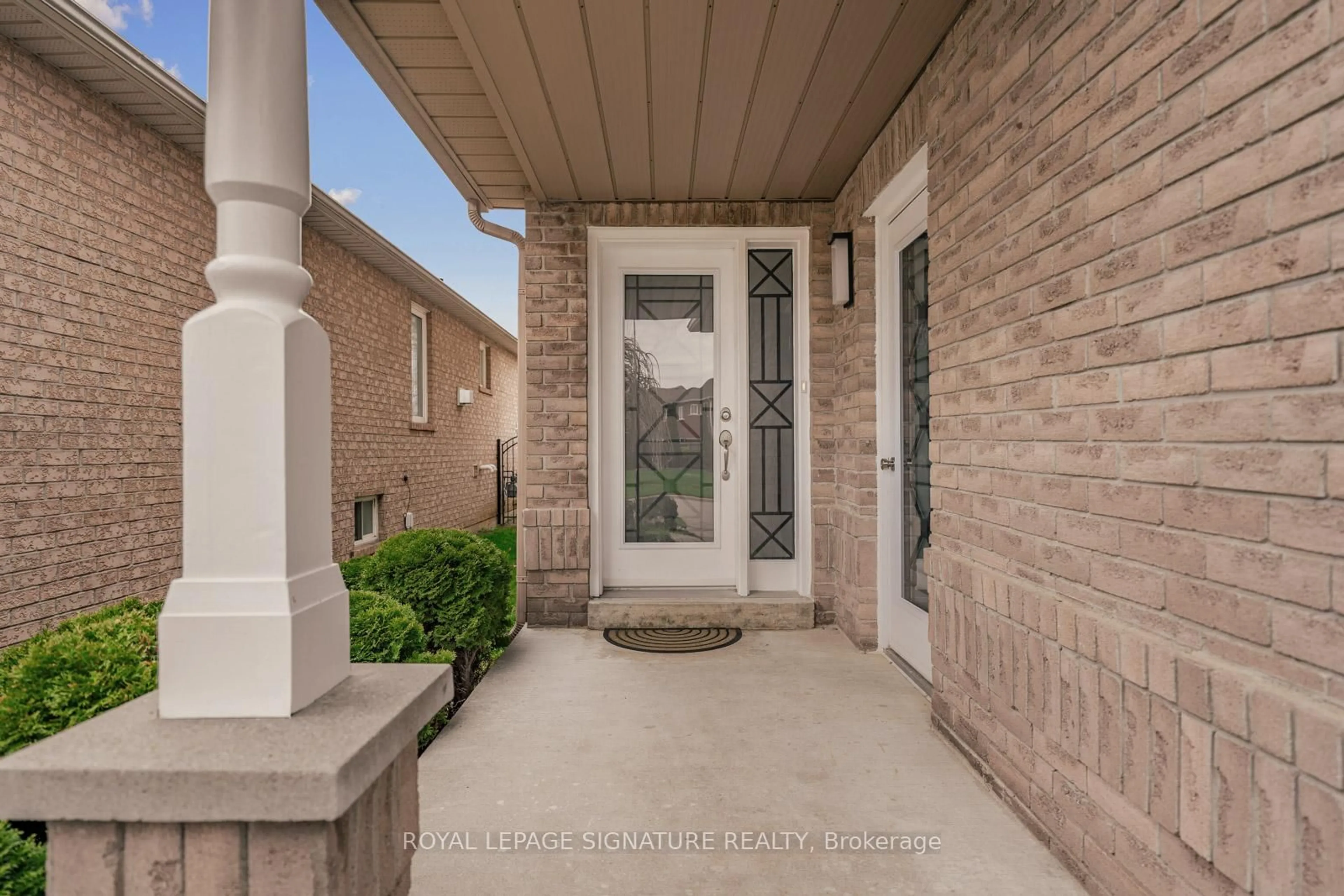 Indoor entryway for 44 Eastfield Cres, Clarington Ontario L1E 3C6
