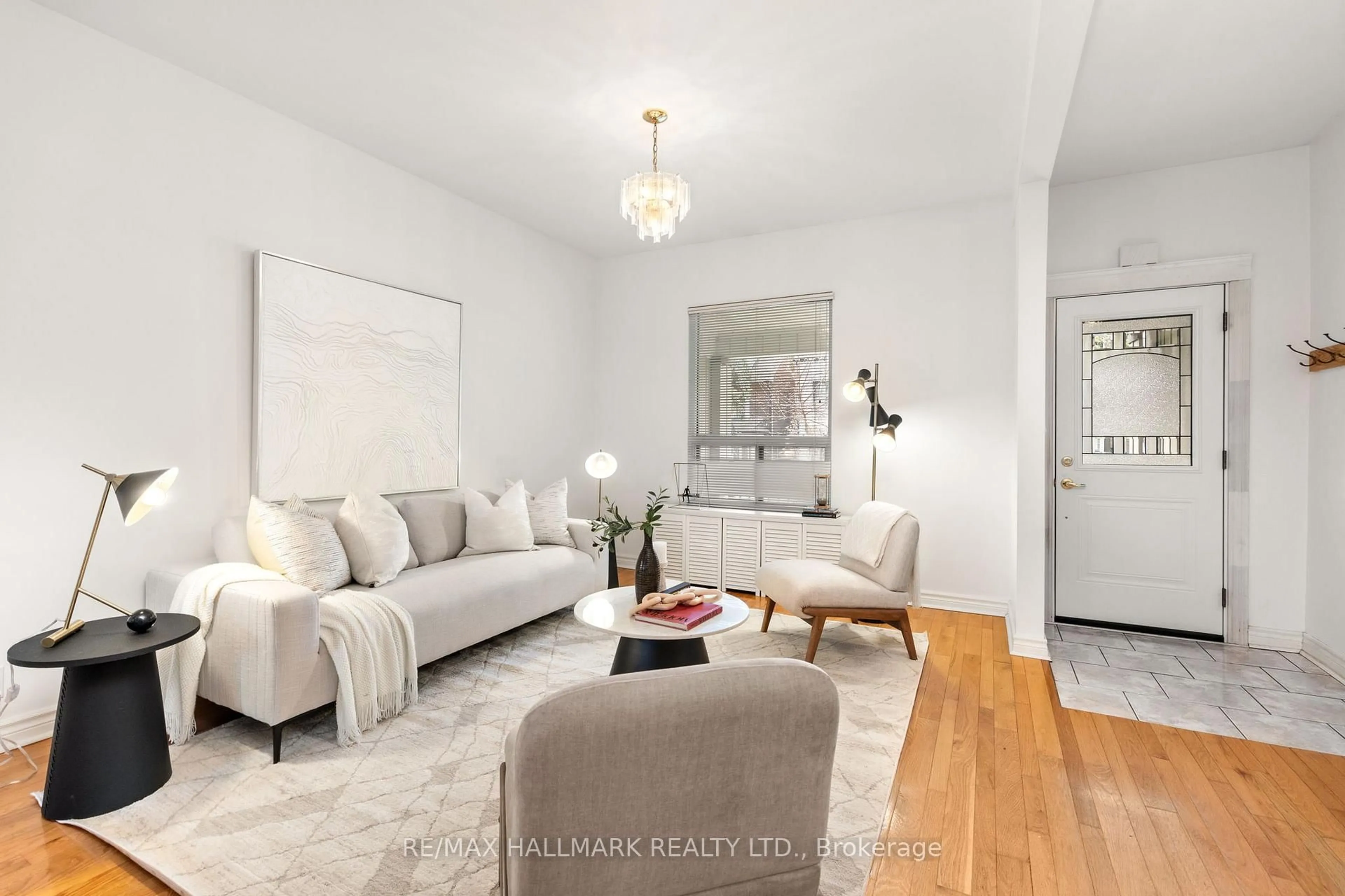 Living room with furniture, unknown for 136 Hogarth Ave, Toronto Ontario M4K 1K4