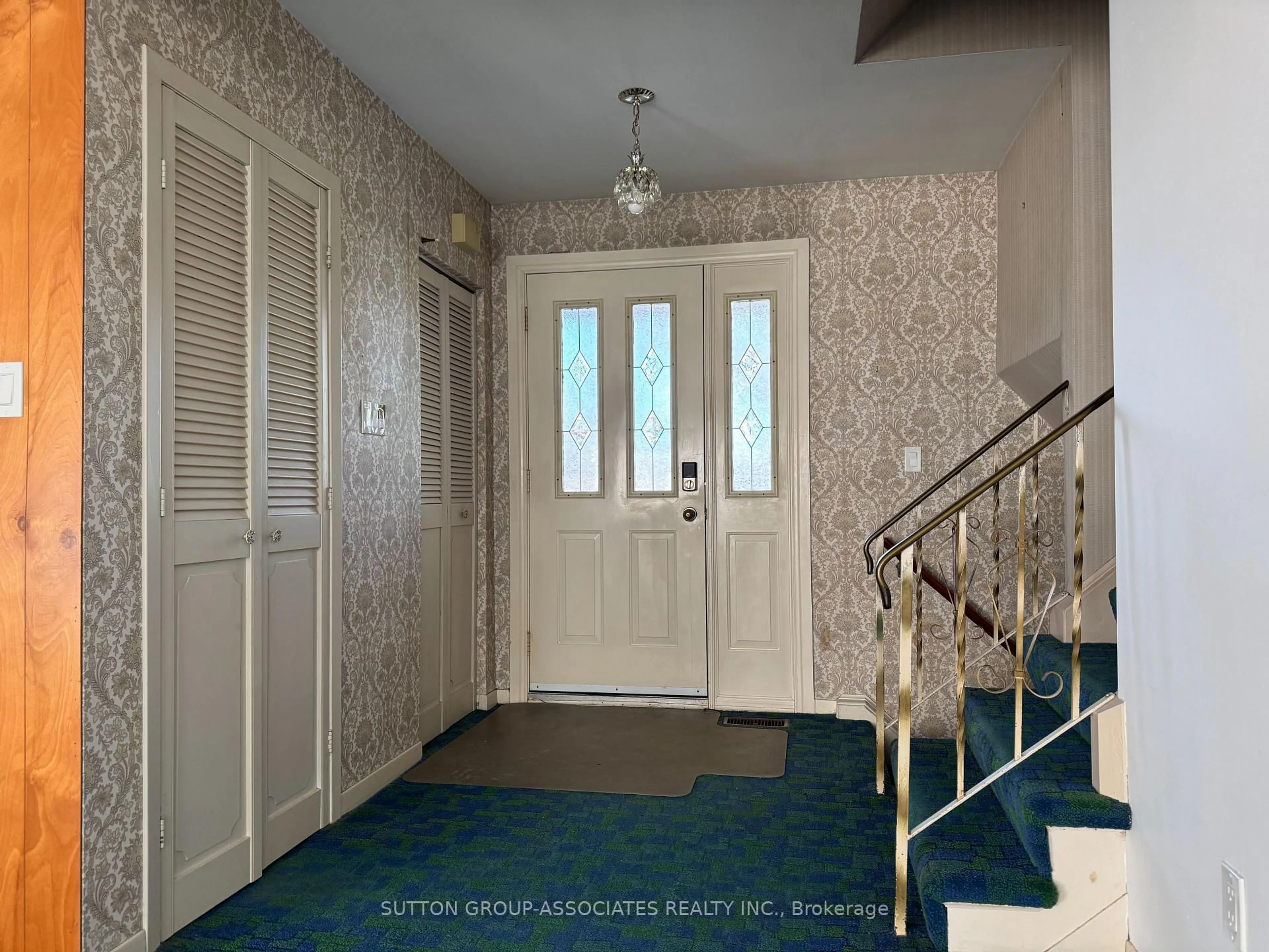 Indoor foyer for 11 Castor Cres, Toronto Ontario M1G 3R1