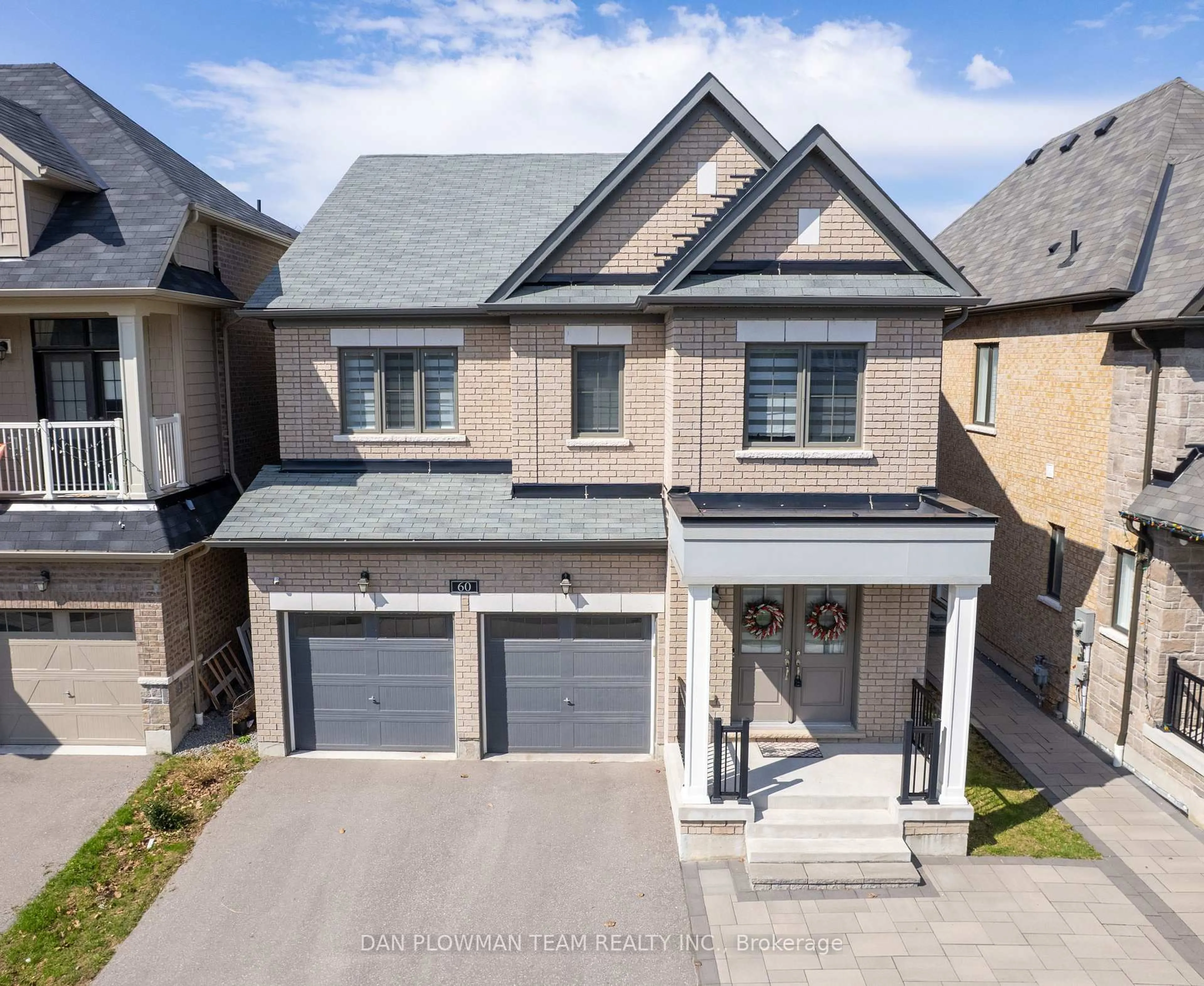 A pic from outside/outdoor area/front of a property/back of a property/a pic from drone, street for 60 Bremner St, Whitby Ontario L1R 0P8