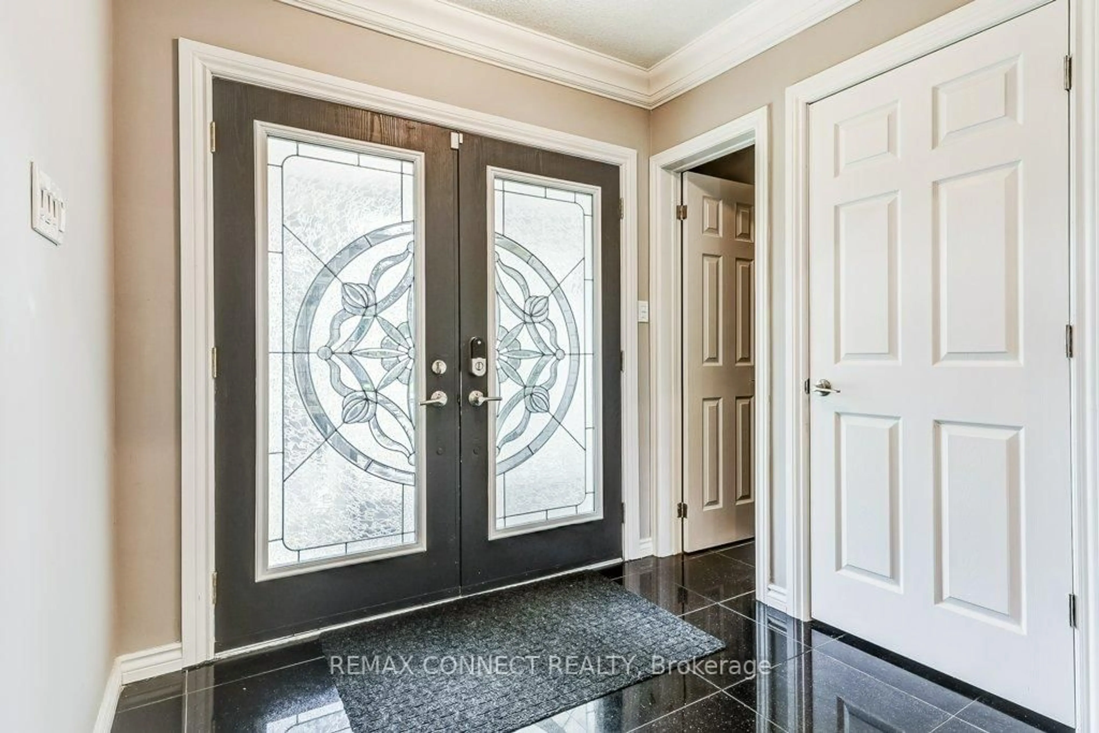 Indoor entryway for 70 Dunstall Cres, Toronto Ontario M1E 3M4