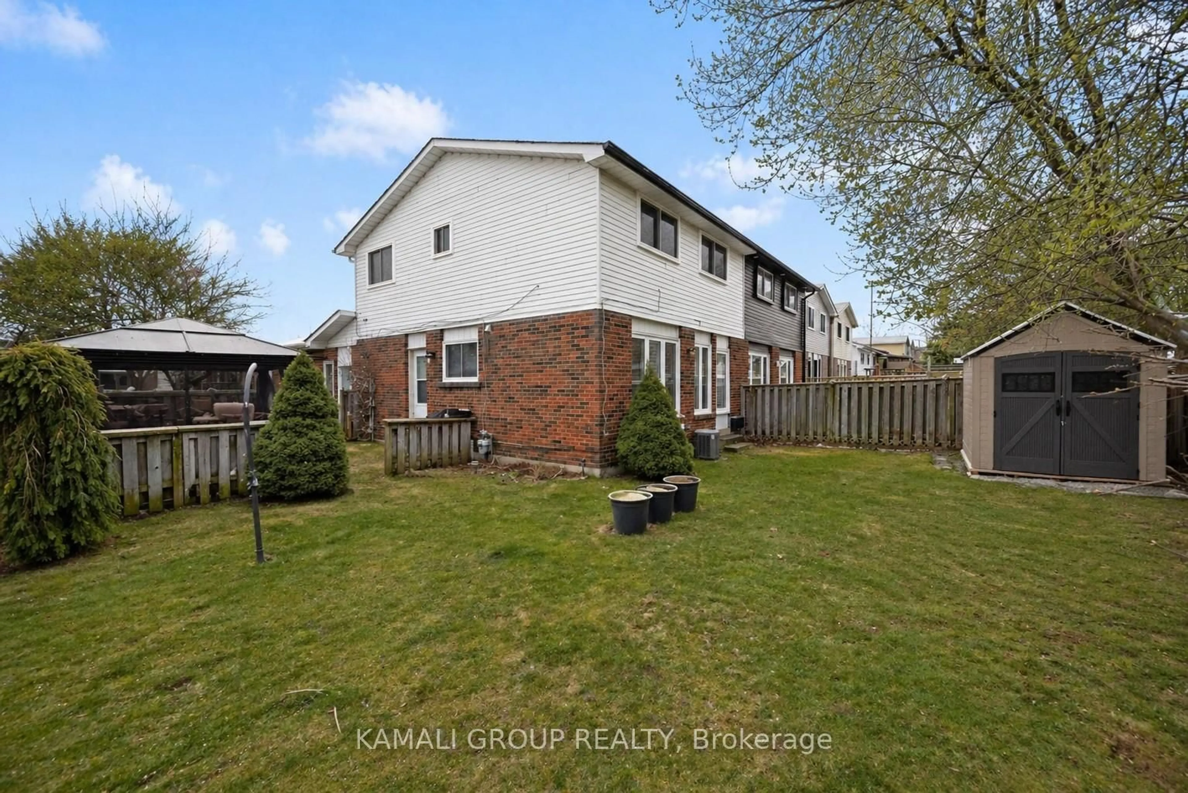A pic from outside/outdoor area/front of a property/back of a property/a pic from drone, street for 582 Lakeview Ave, Oshawa Ontario L1J 1B1