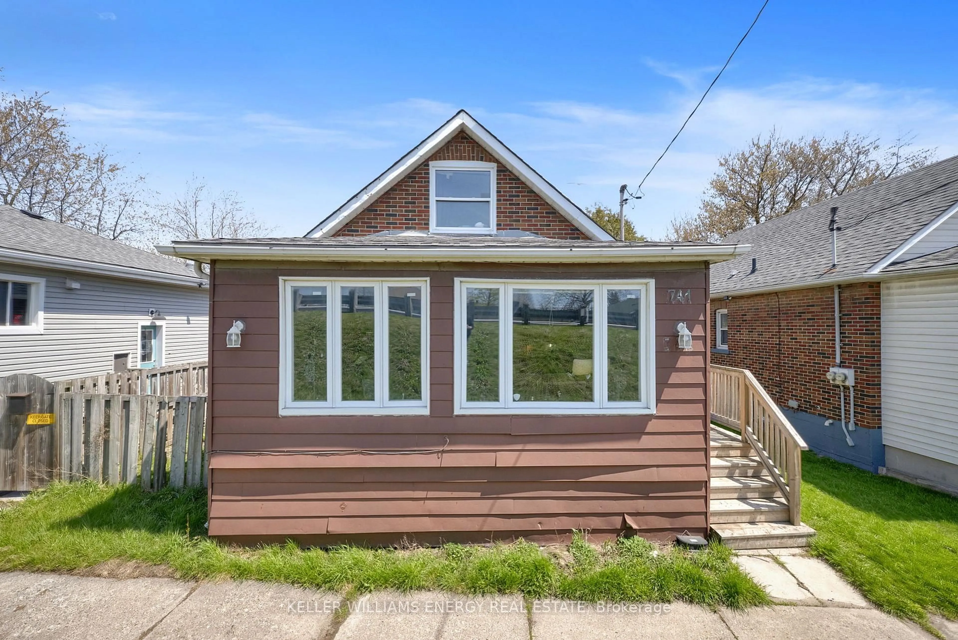 Home with vinyl exterior material, street for 741 Ritson Rd, Oshawa Ontario L1H 5L2
