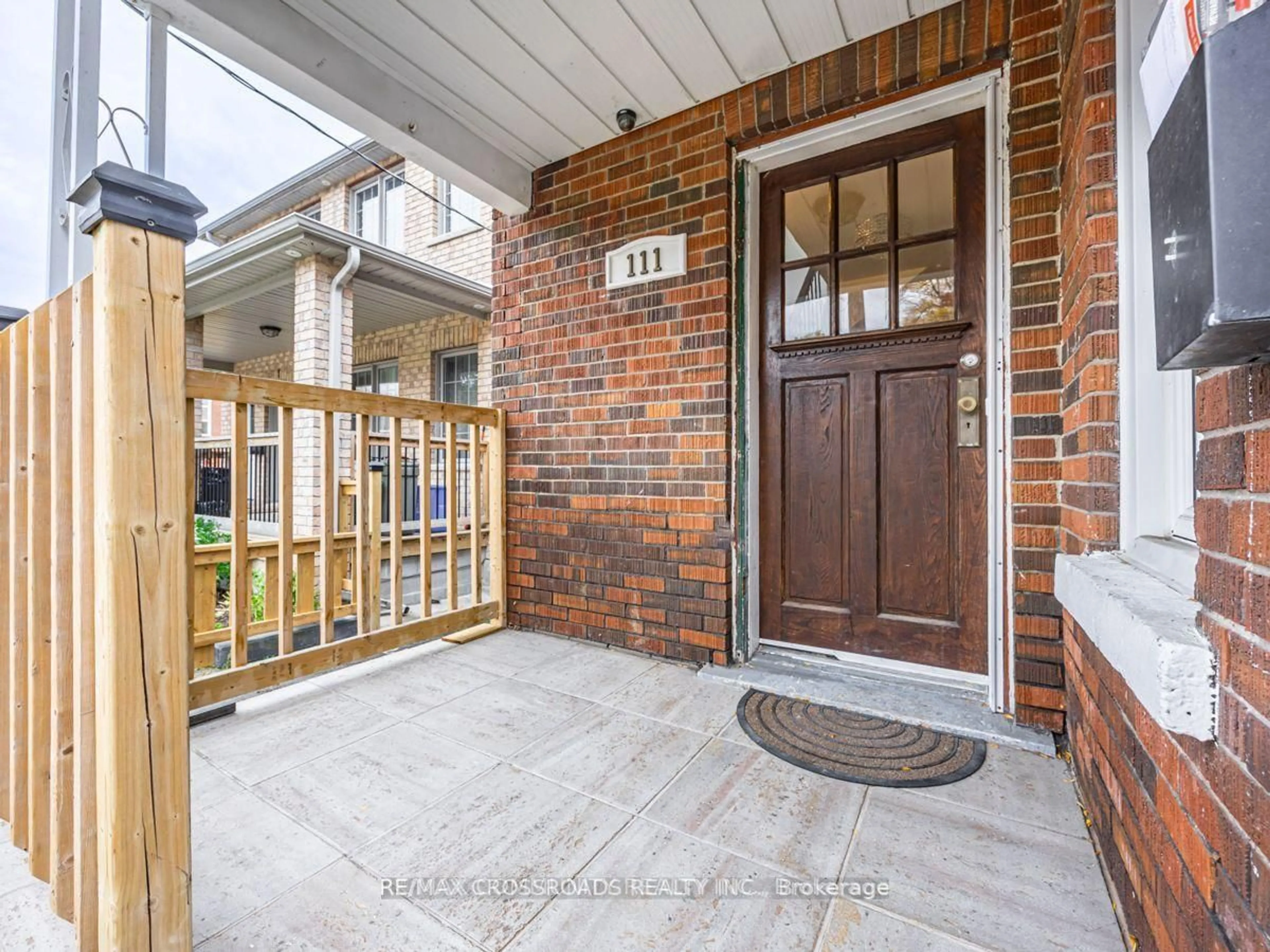 Indoor entryway for 111 Elgin St, Oshawa Ontario L1G 1S5