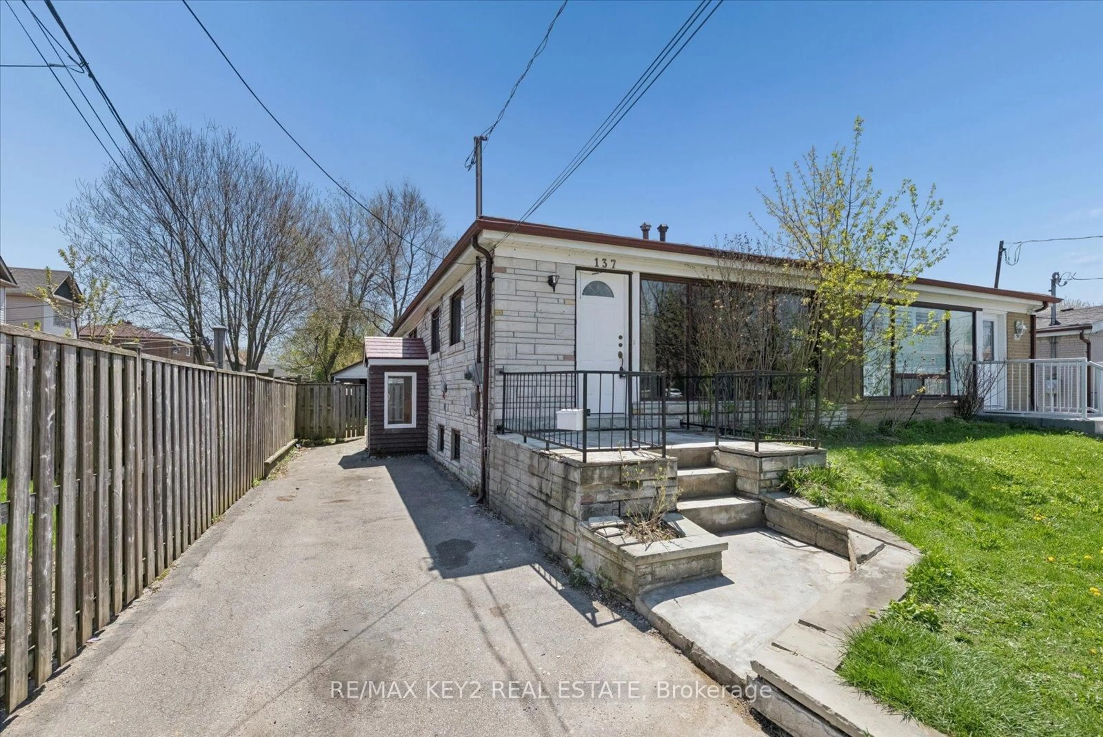 A pic from outside/outdoor area/front of a property/back of a property/a pic from drone, street for 137 Newlands Ave, Toronto Ontario M1L 1S2