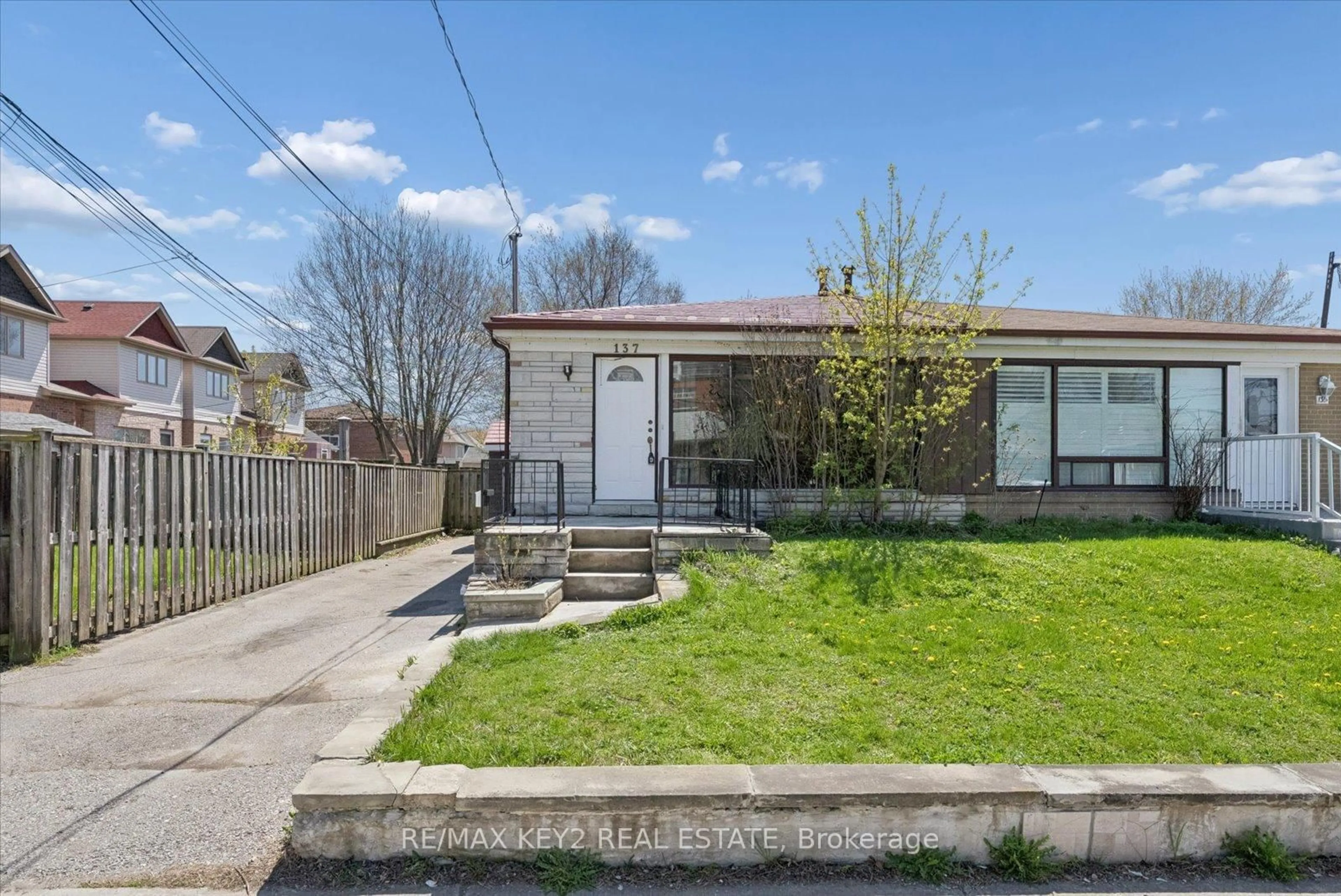 A pic from outside/outdoor area/front of a property/back of a property/a pic from drone, street for 137 Newlands Ave, Toronto Ontario M1L 1S2