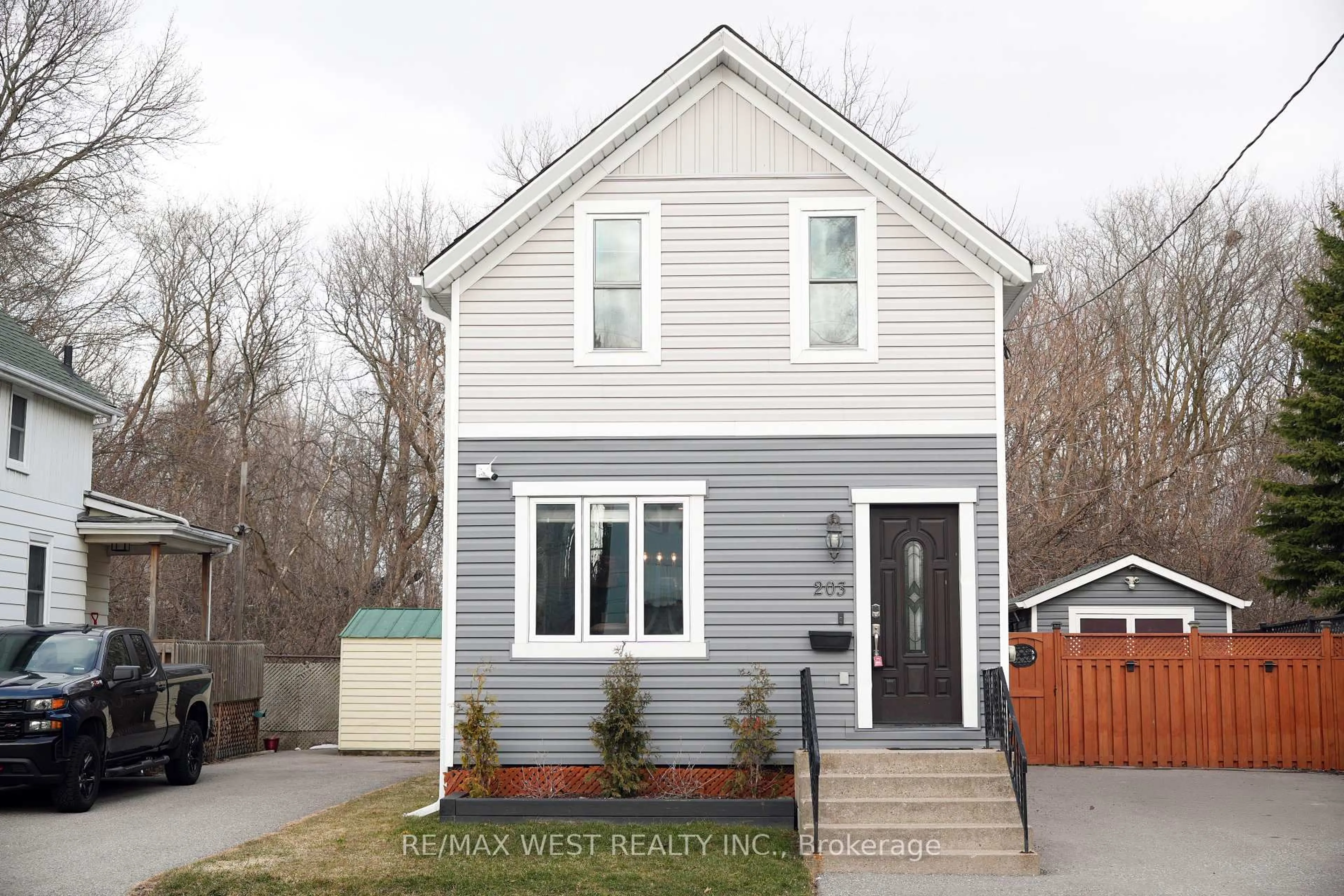 Home with vinyl exterior material, street for 203 Court St, Oshawa Ontario L1H 4W6