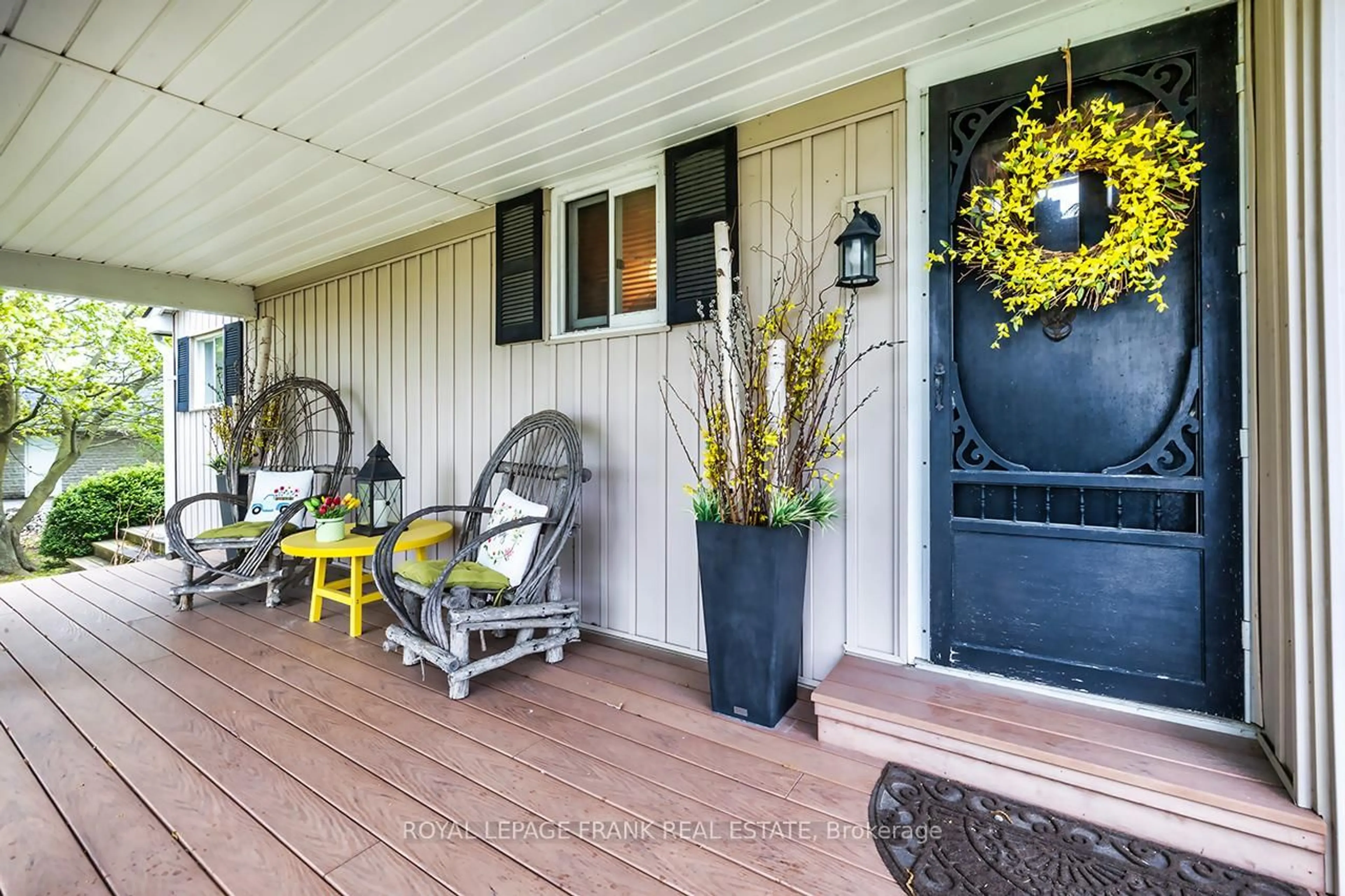 Indoor entryway for 1361 Highway 7A, Scugog Ontario L9L 1B5
