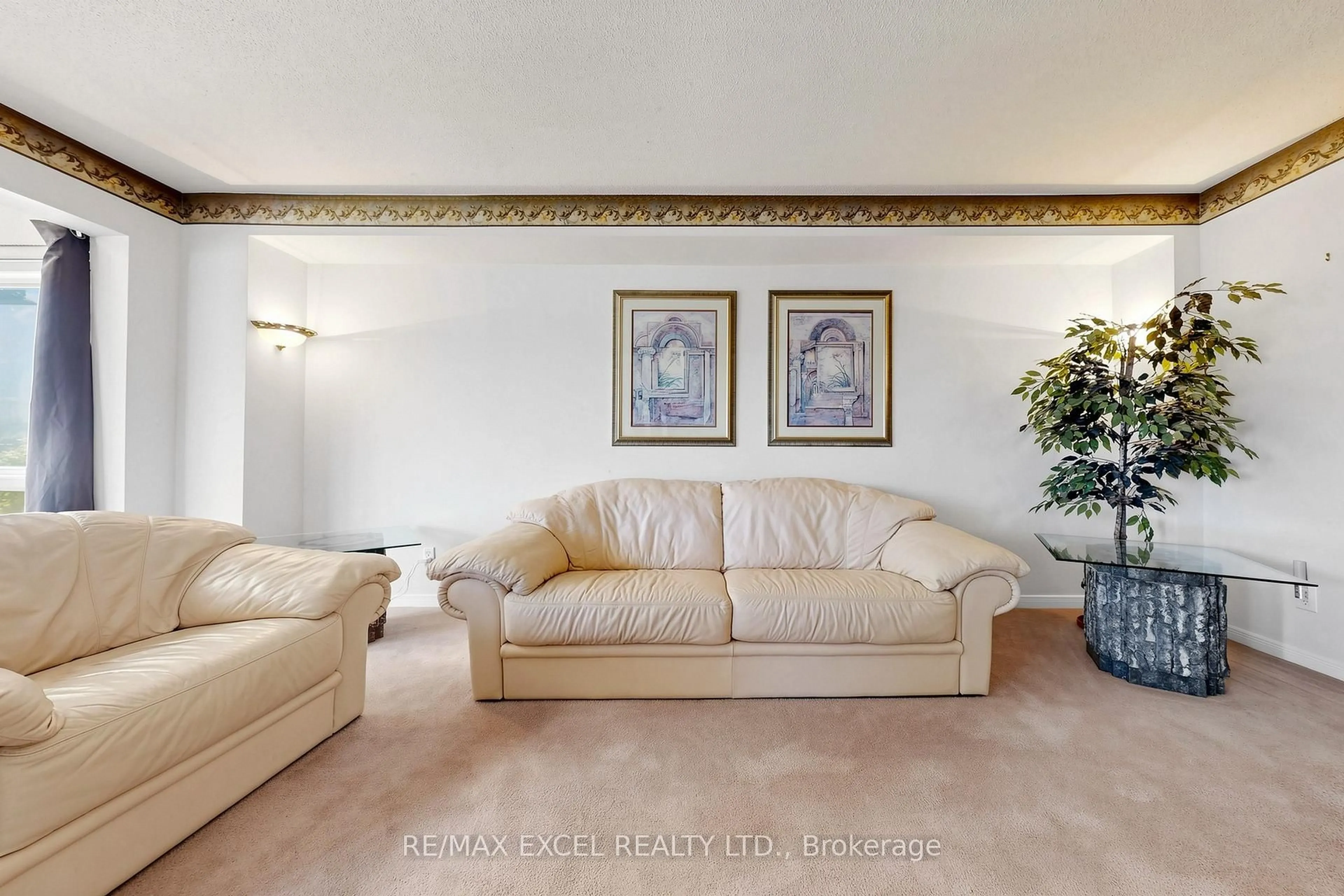 Living room with furniture, unknown for 75 BETHANY LEIGH Dr, Toronto Ontario M1V 2N6