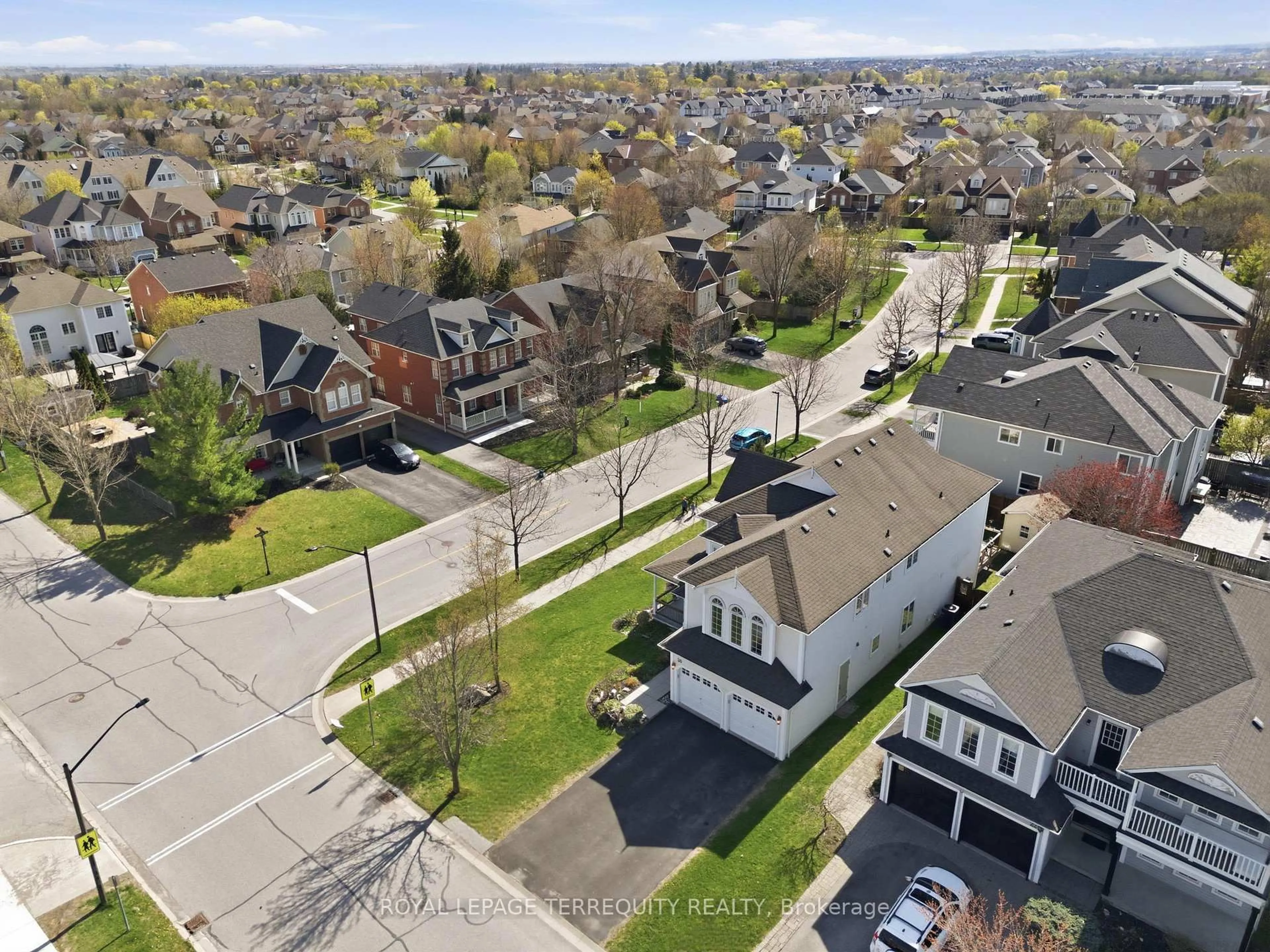 A pic from outside/outdoor area/front of a property/back of a property/a pic from drone, street for 20 Selkirk Dr, Whitby Ontario L1M 2E6