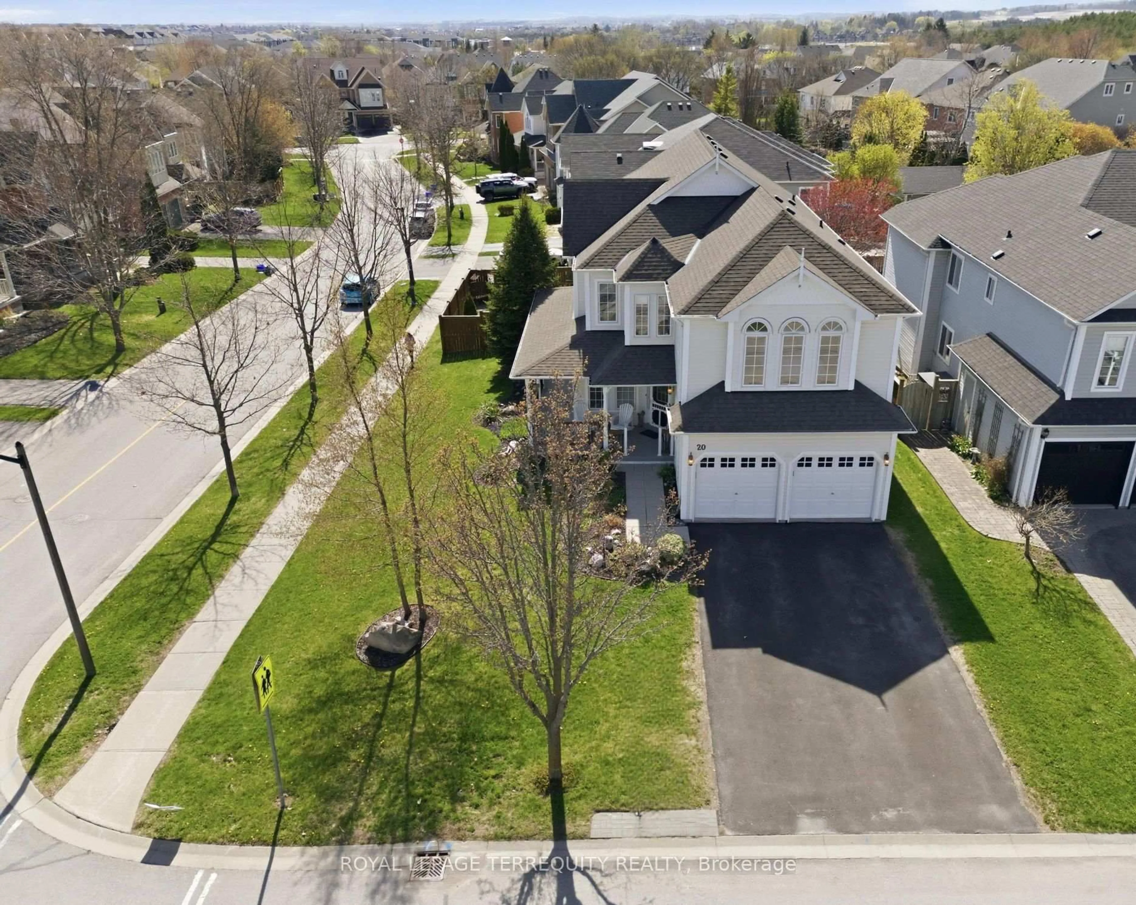 A pic from outside/outdoor area/front of a property/back of a property/a pic from drone, street for 20 Selkirk Dr, Whitby Ontario L1M 2E6