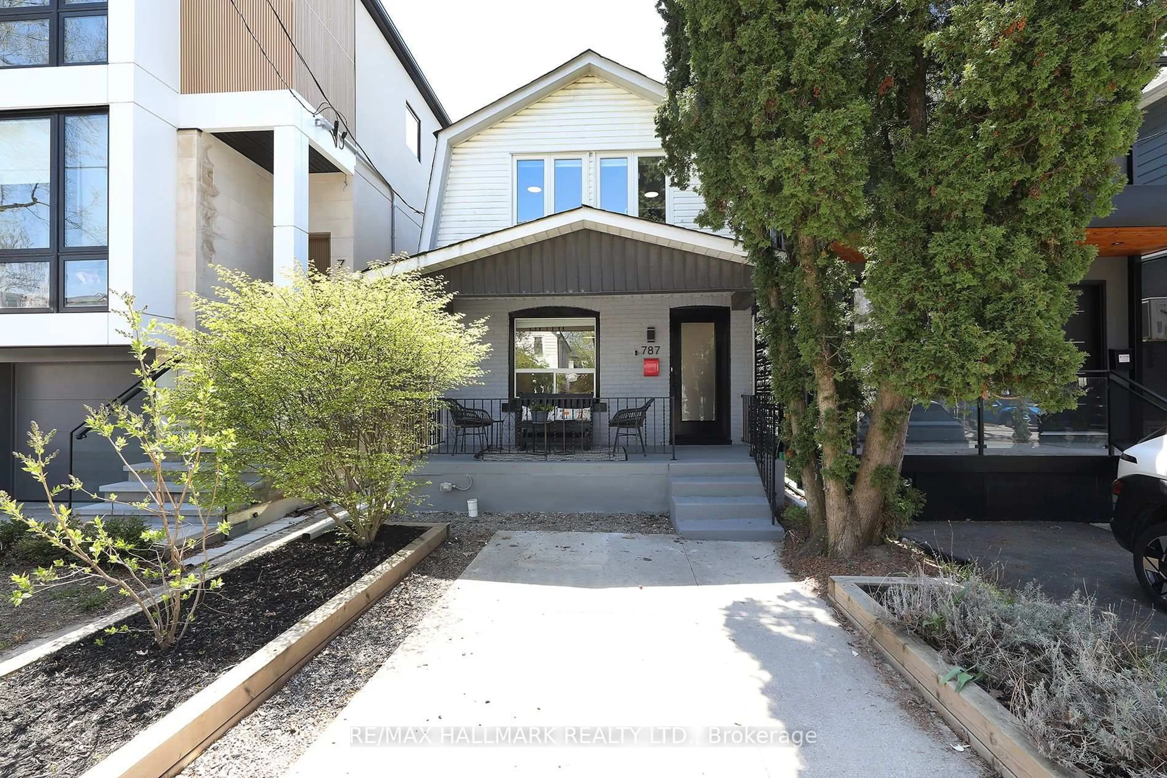 Unknown for 787 Sammon Ave, Toronto Ontario M4C 2E6