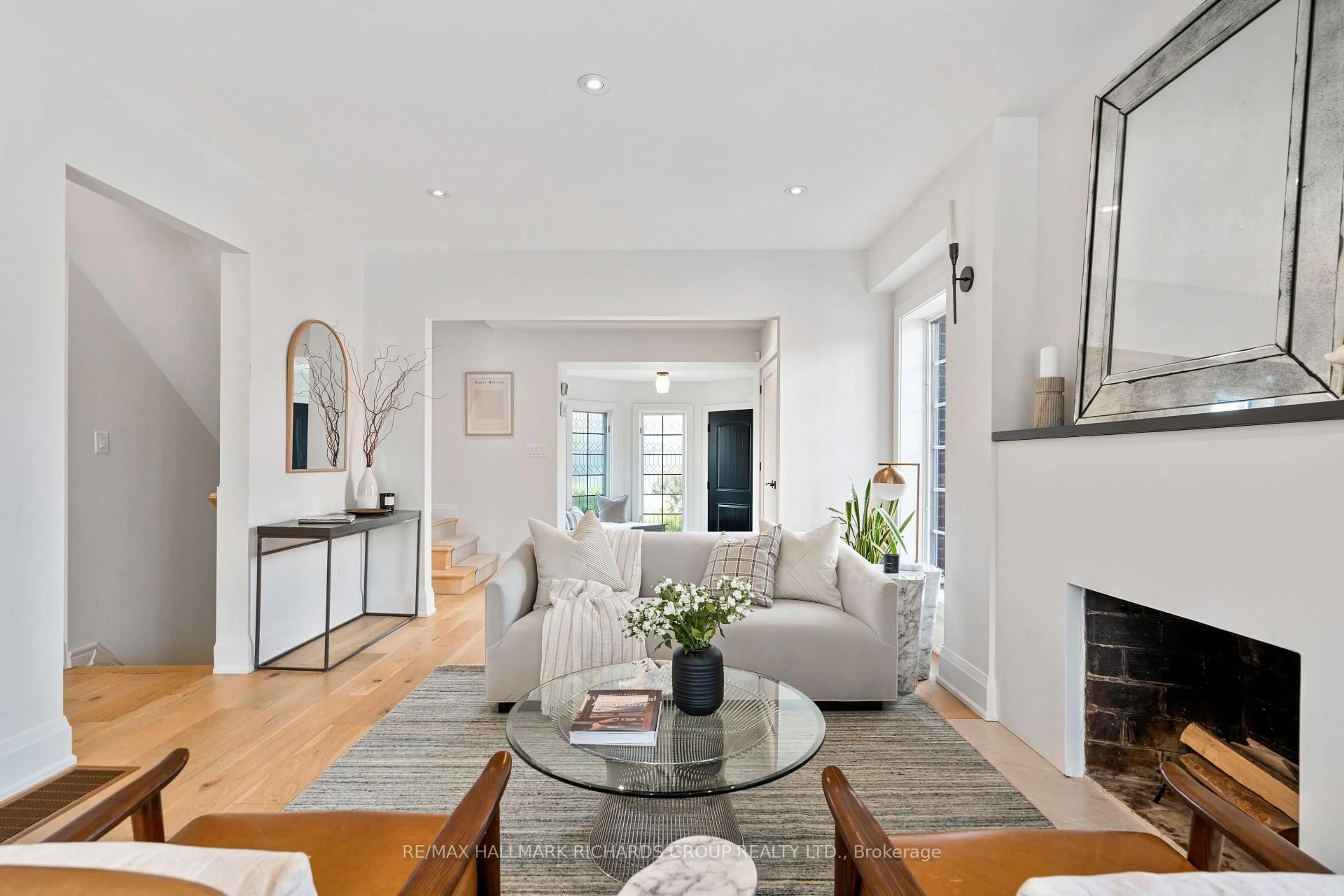 Living room with furniture, unknown for 27 Bracken Ave, Toronto Ontario M4E 1N4