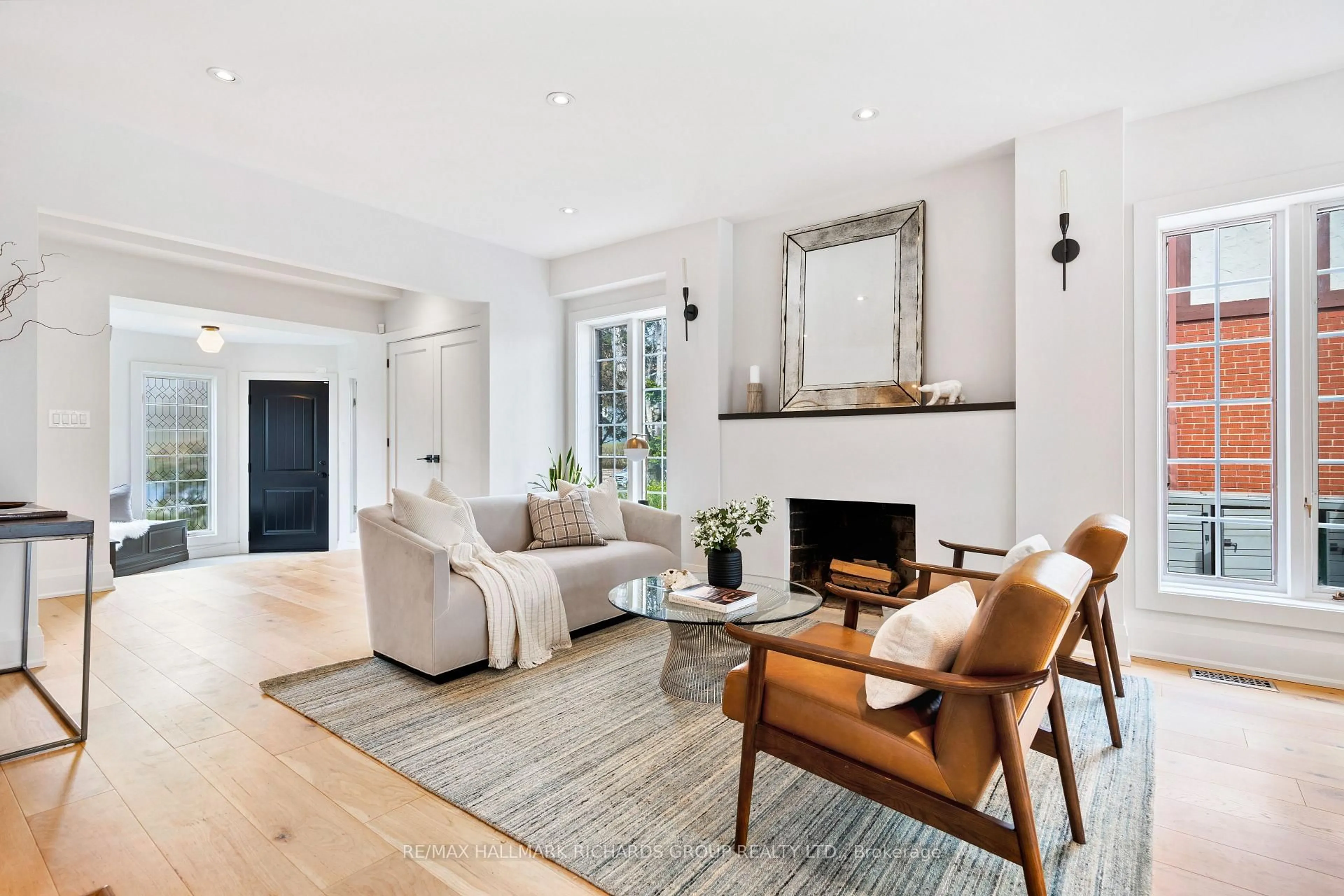 Living room with furniture, unknown for 27 Bracken Ave, Toronto Ontario M4E 1N4