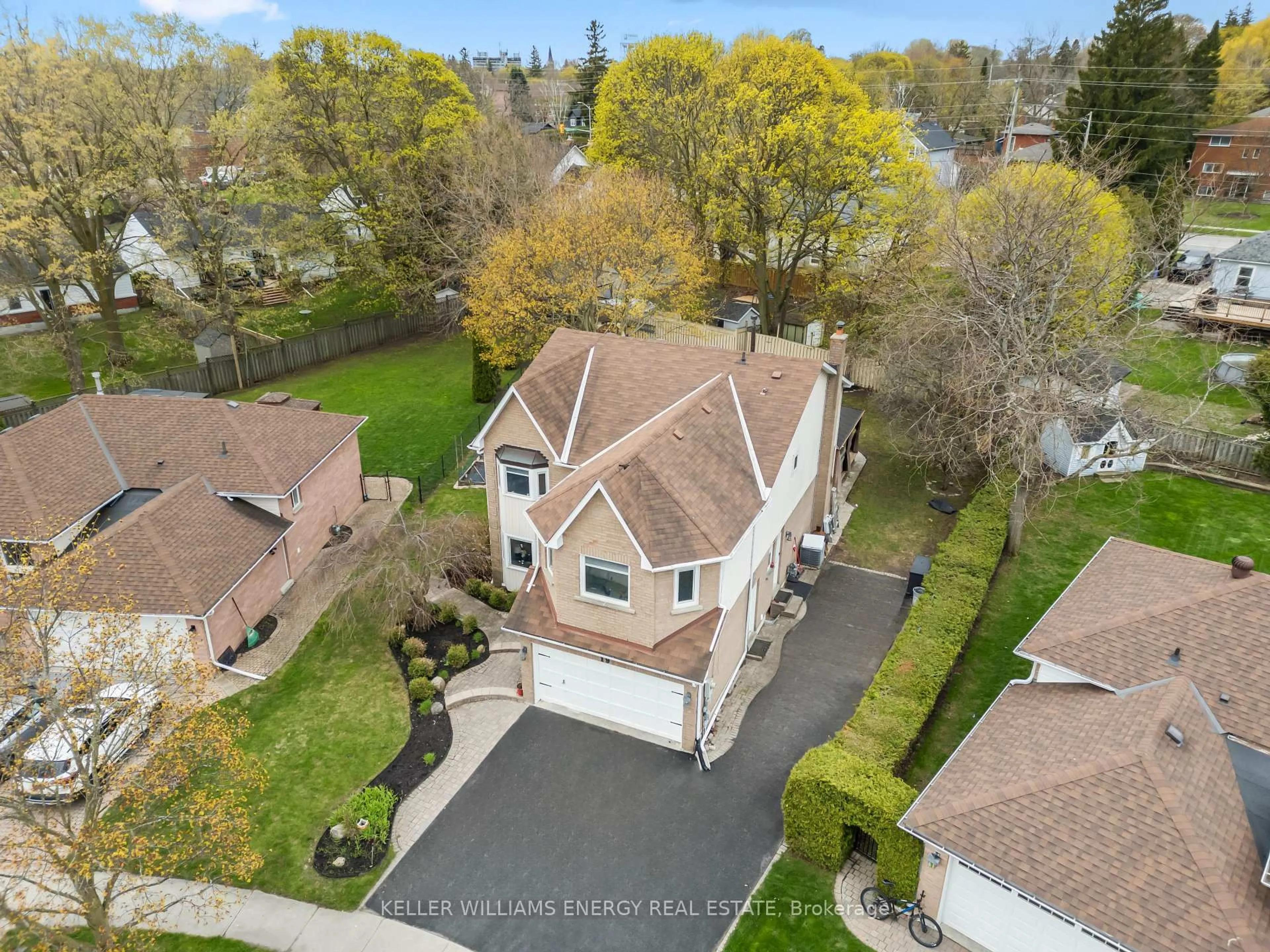 A pic from outside/outdoor area/front of a property/back of a property/a pic from drone, street for 19 Farncomb Cres, Clarington Ontario L1C 4L5