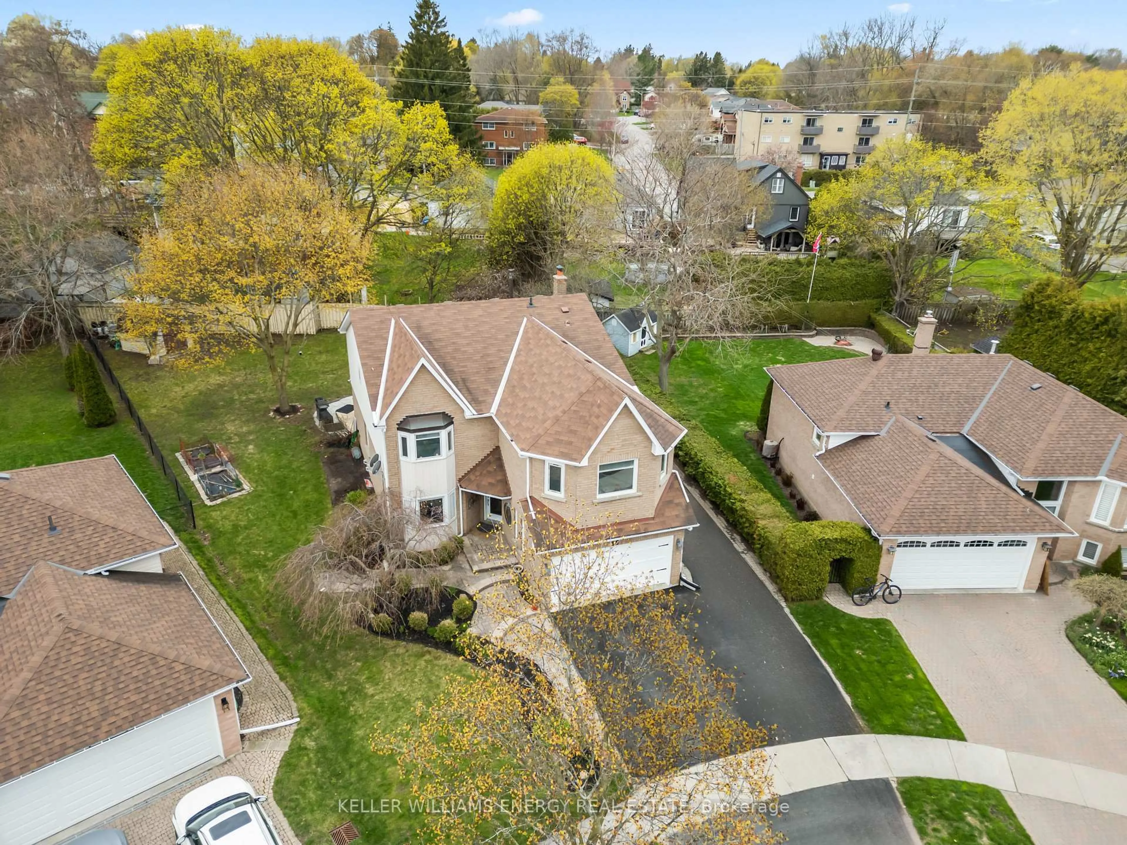 A pic from outside/outdoor area/front of a property/back of a property/a pic from drone, street for 19 Farncomb Cres, Clarington Ontario L1C 4L5