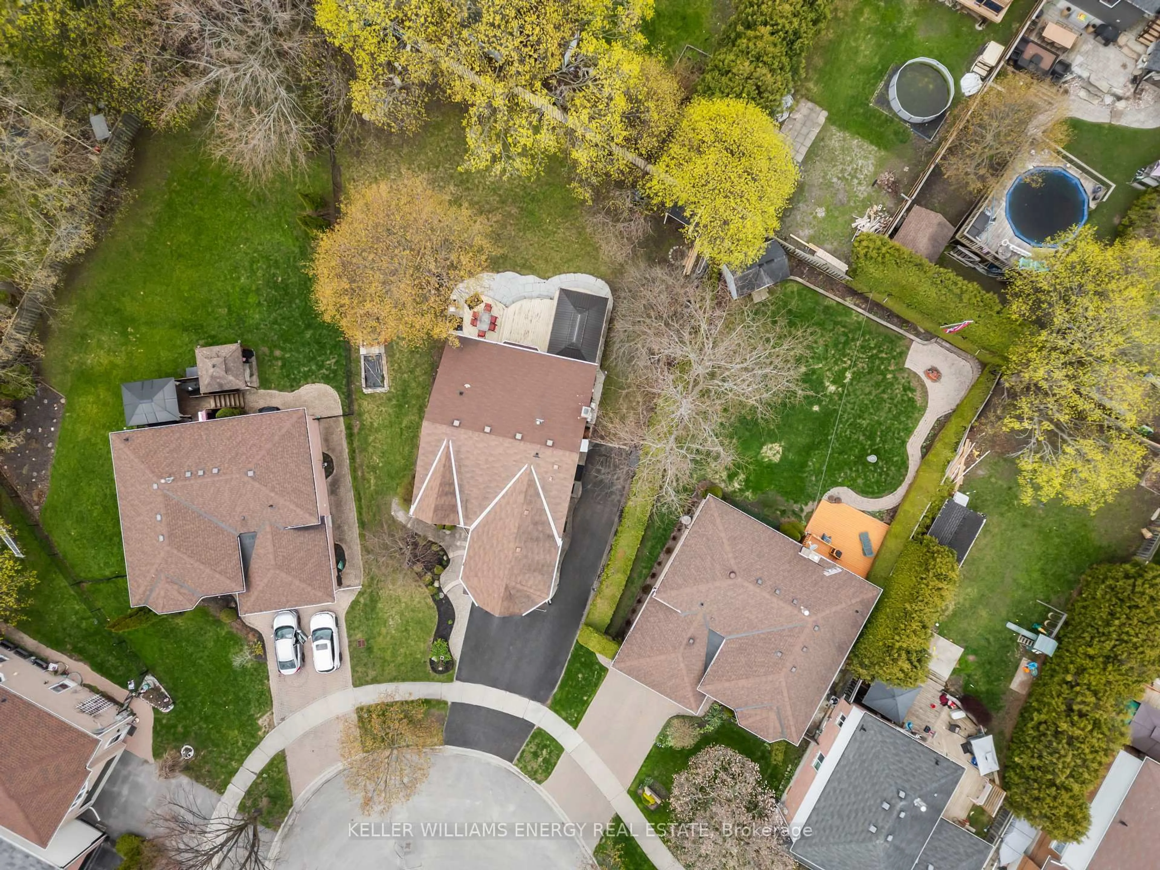 A pic from outside/outdoor area/front of a property/back of a property/a pic from drone, street for 19 Farncomb Cres, Clarington Ontario L1C 4L5