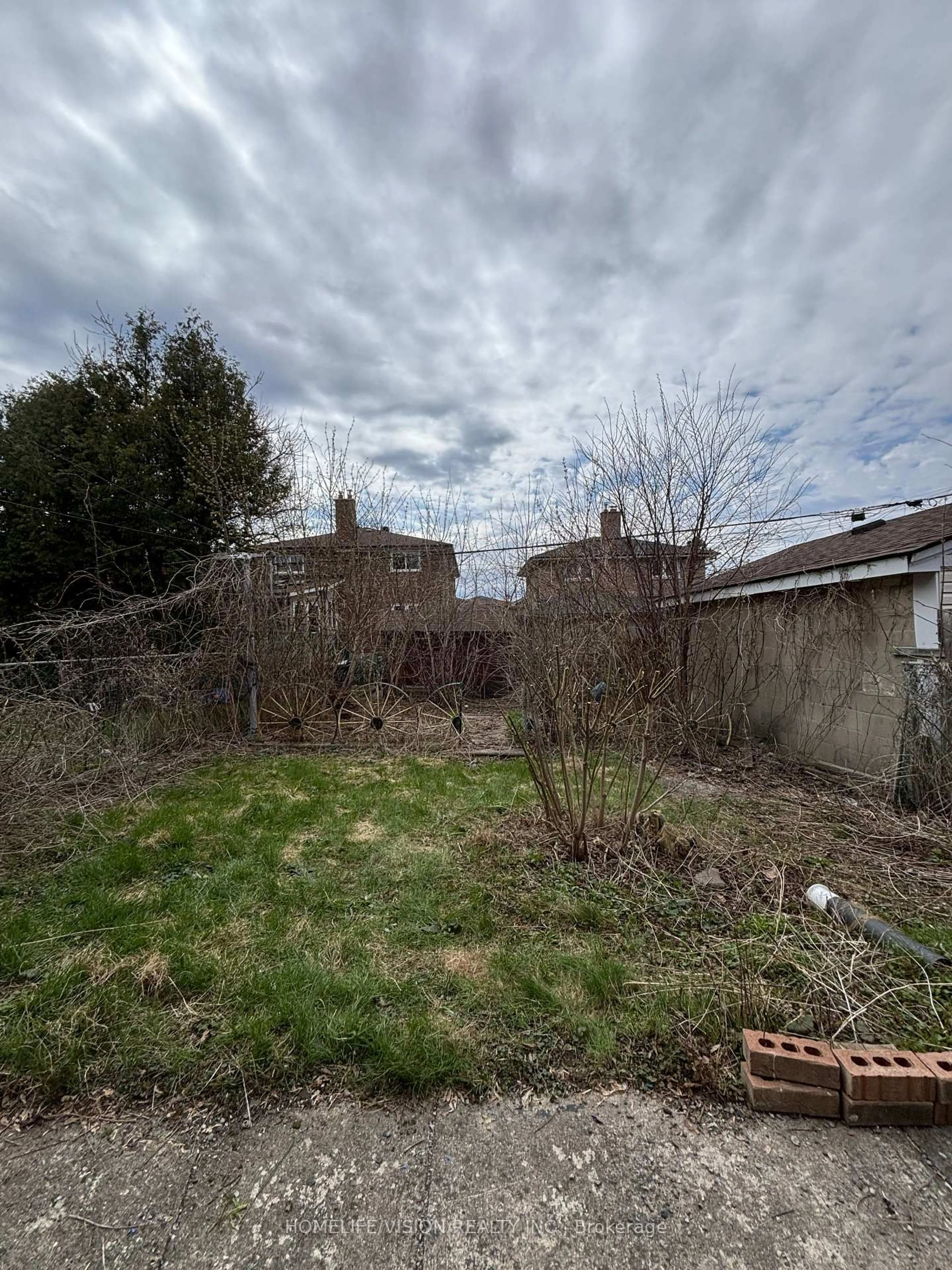A pic from outside/outdoor area/front of a property/back of a property/a pic from drone, street for 102 Magnolia Ave, Toronto Ontario M1K 3K6