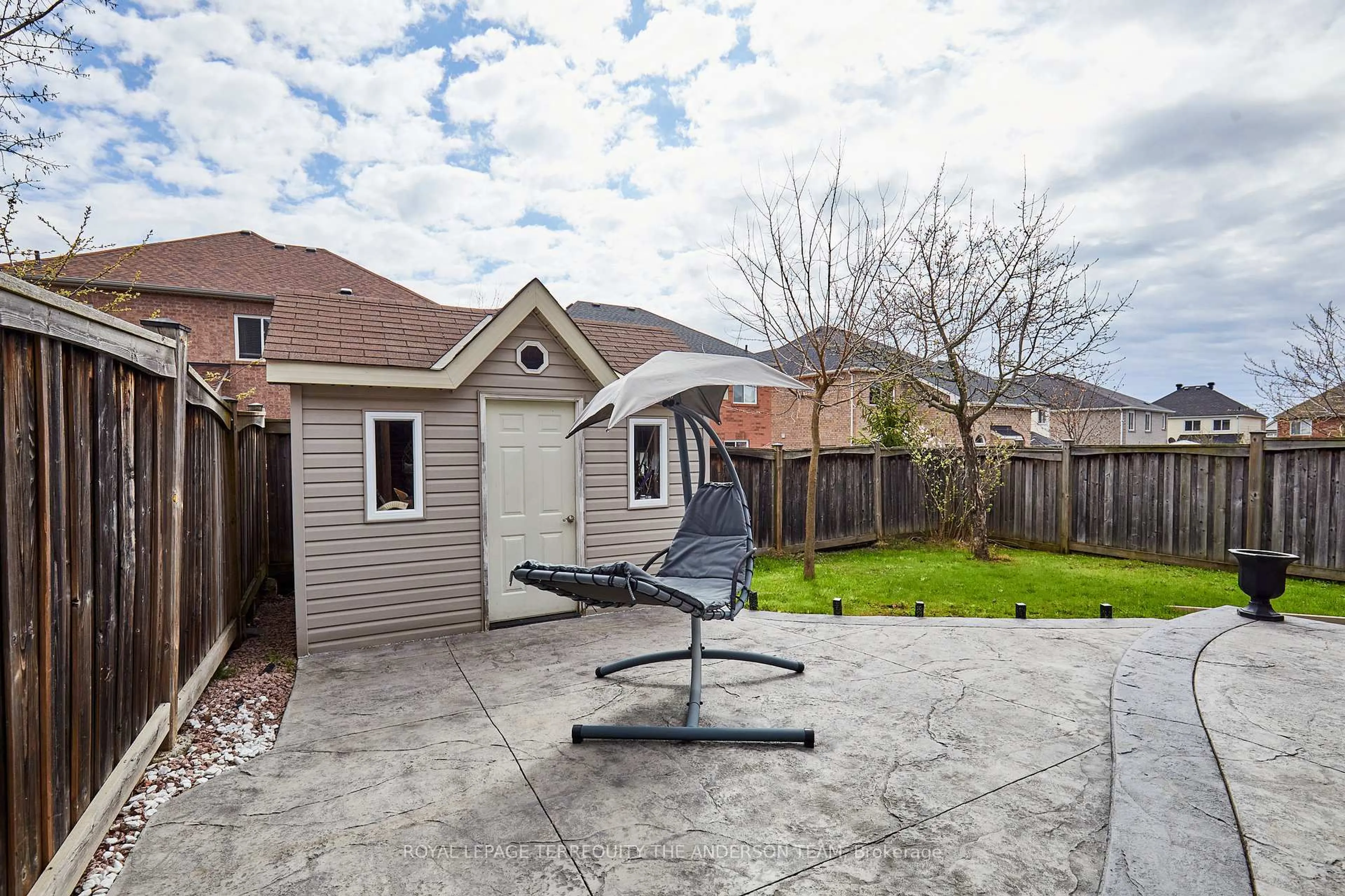 Patio, street for 1577 Pennel Dr, Oshawa Ontario L1K 0J9