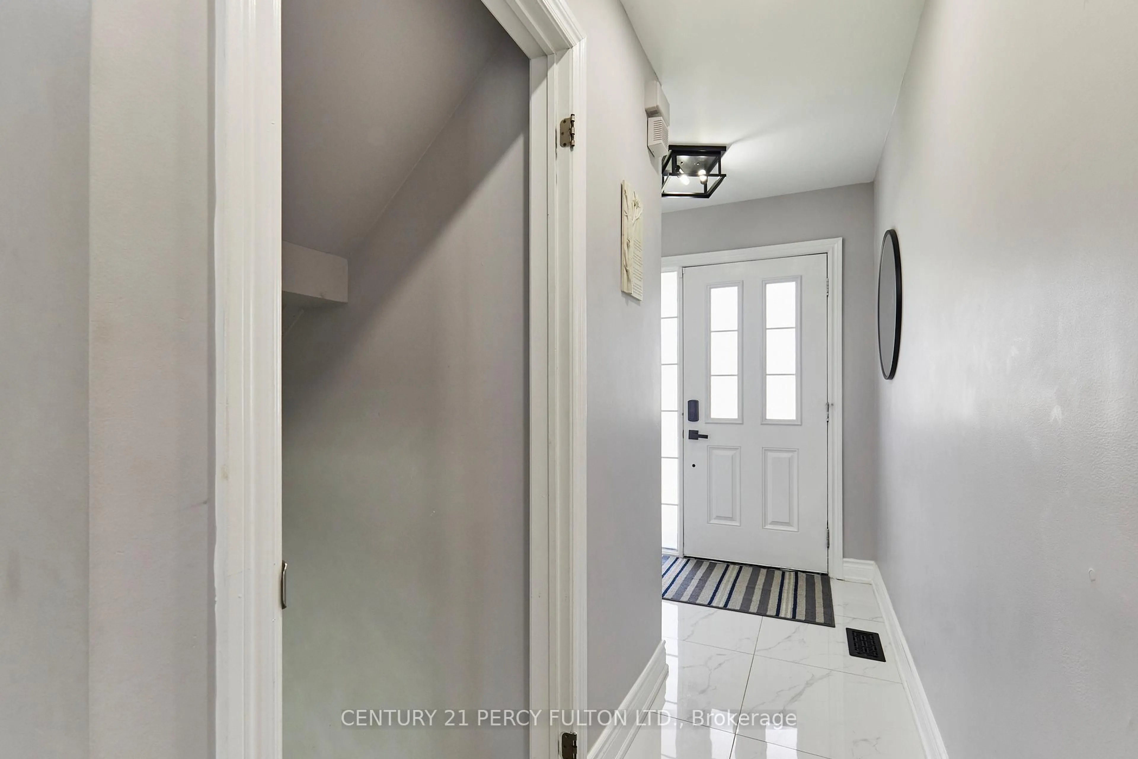 Indoor entryway for 1343 Kettering Dr, Oshawa Ontario L1K 0N7