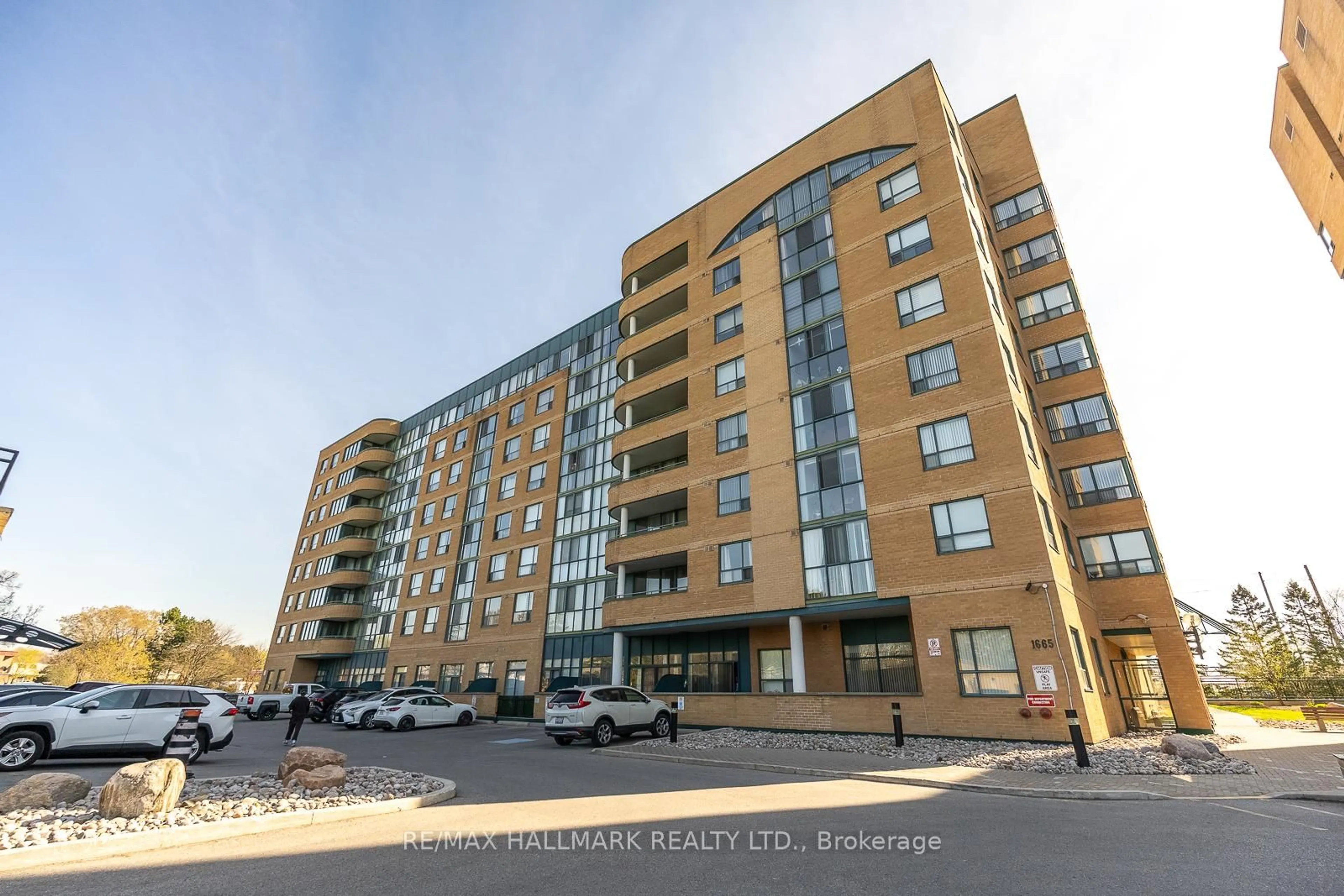 A pic from outside/outdoor area/front of a property/back of a property/a pic from drone, building for 1665 Pickering Pkwy #103, Pickering Ontario L1V 6L4