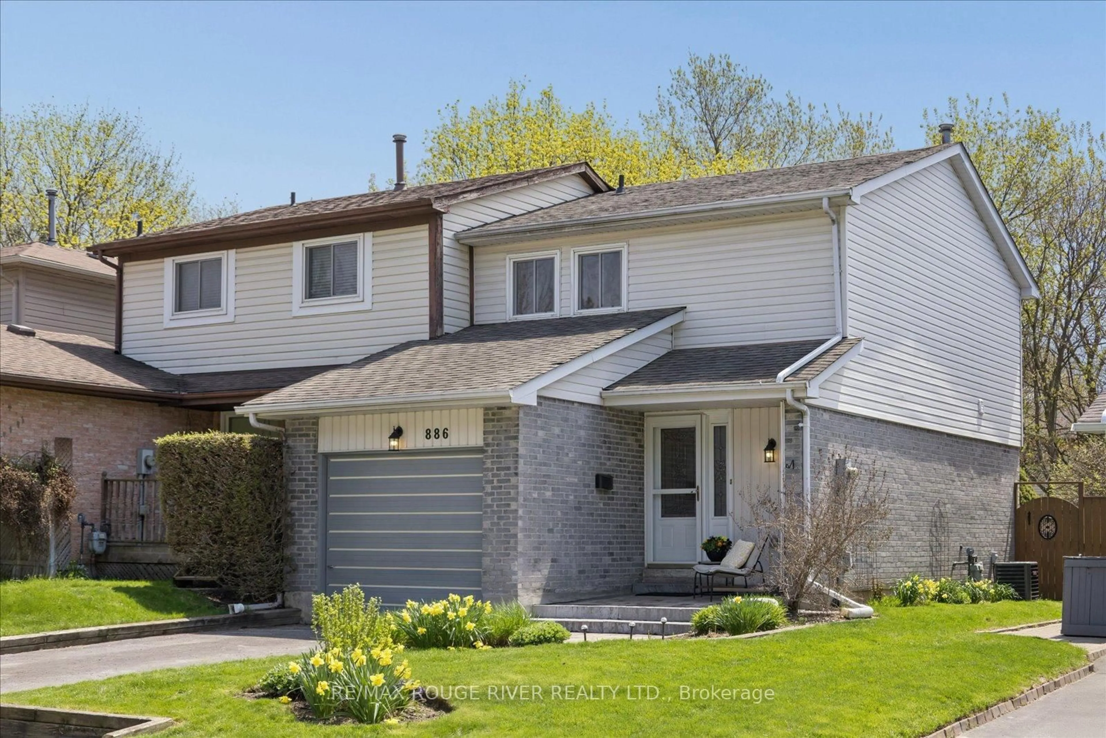Home with vinyl exterior material, street for 886 Gentry Cres, Oshawa Ontario L1K 1L8