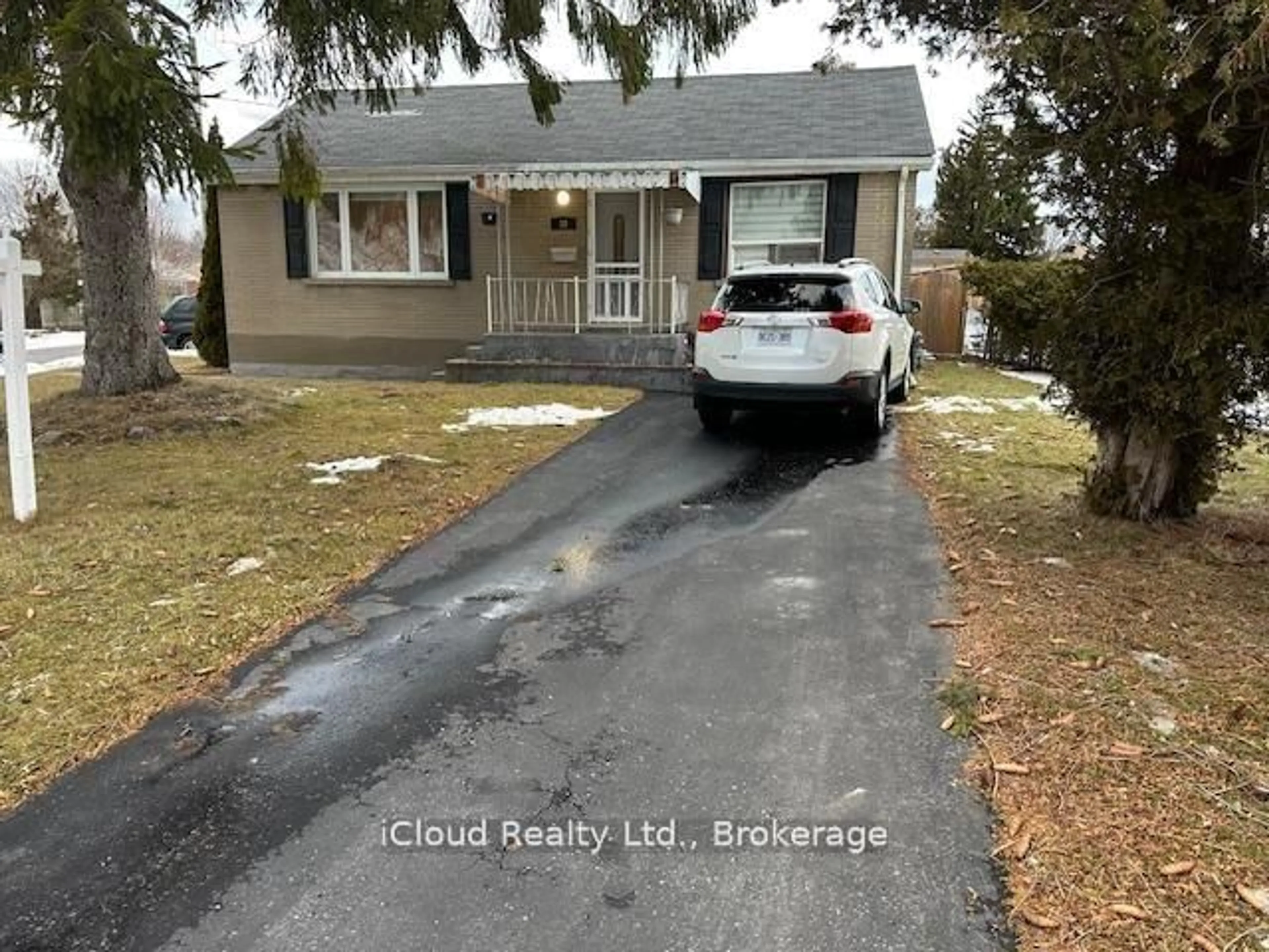 A pic from outside/outdoor area/front of a property/back of a property/a pic from drone, street for 38 Kawartha Ave, Oshawa Ontario L1H 3Y8